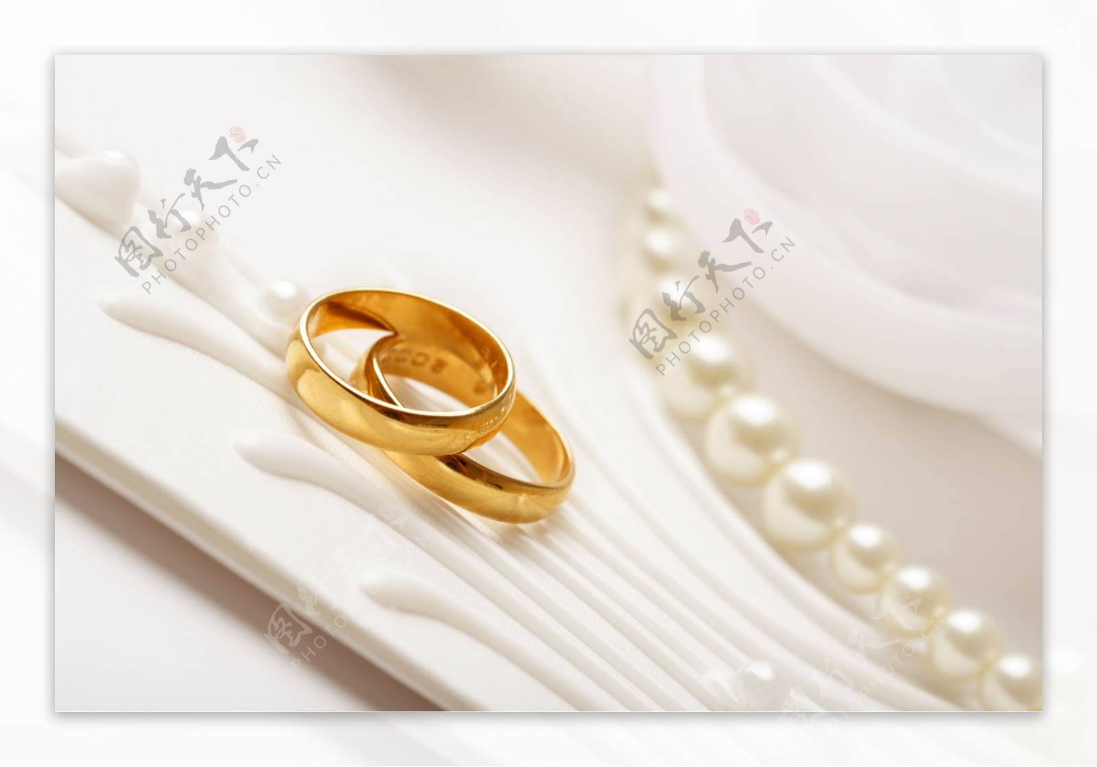 金戒指与结婚项链图片