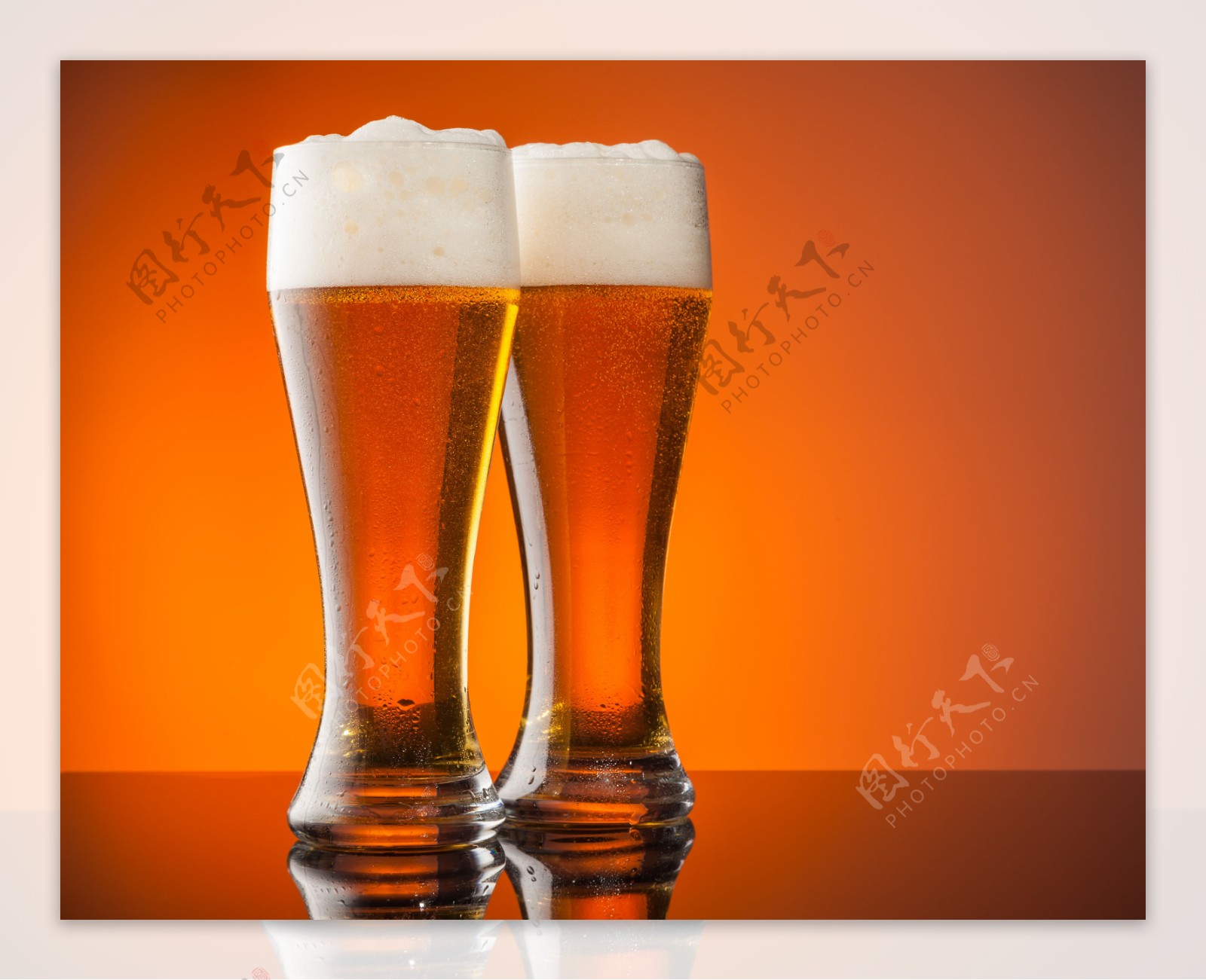 木板上的两杯啤酒图片