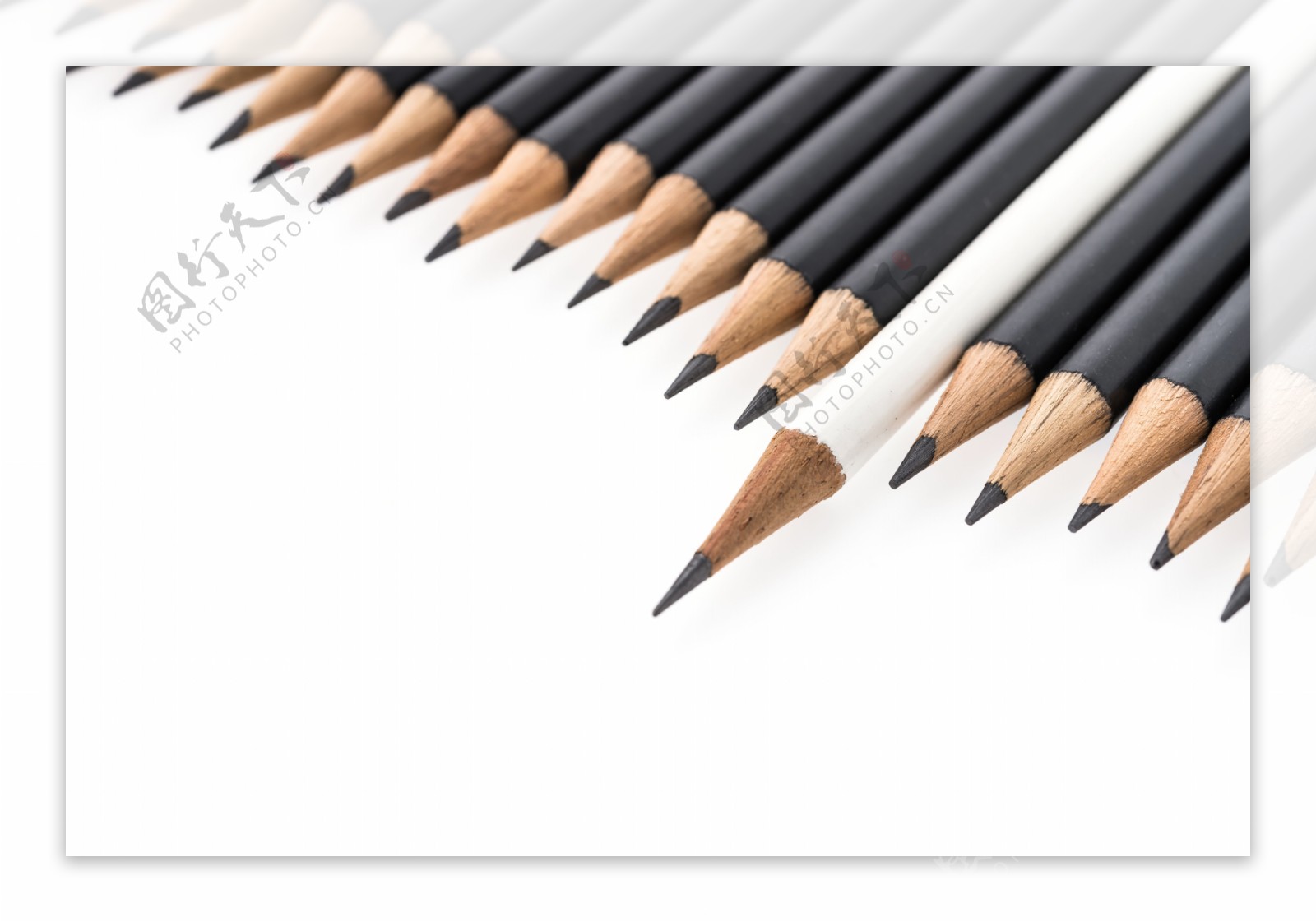 一排黑白铅笔