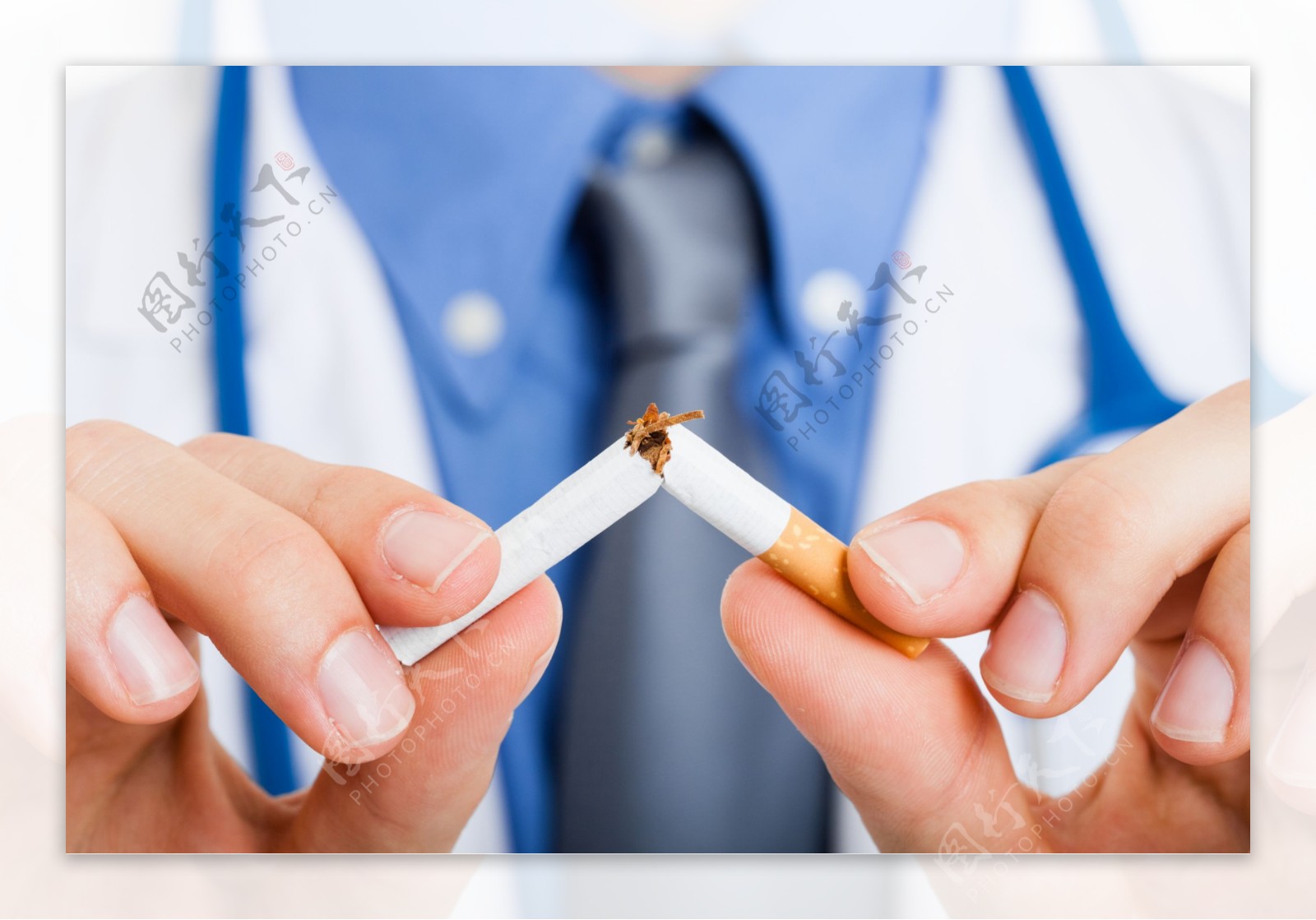 折断香烟的医生双手图片