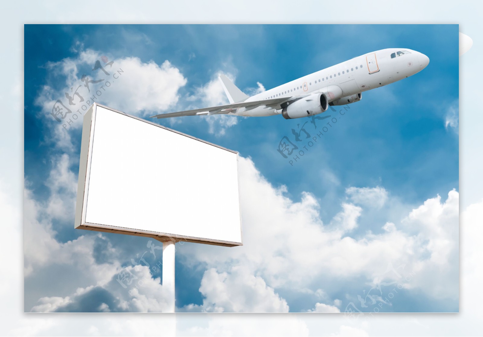 飞机穿越过去的高空广告牌图片