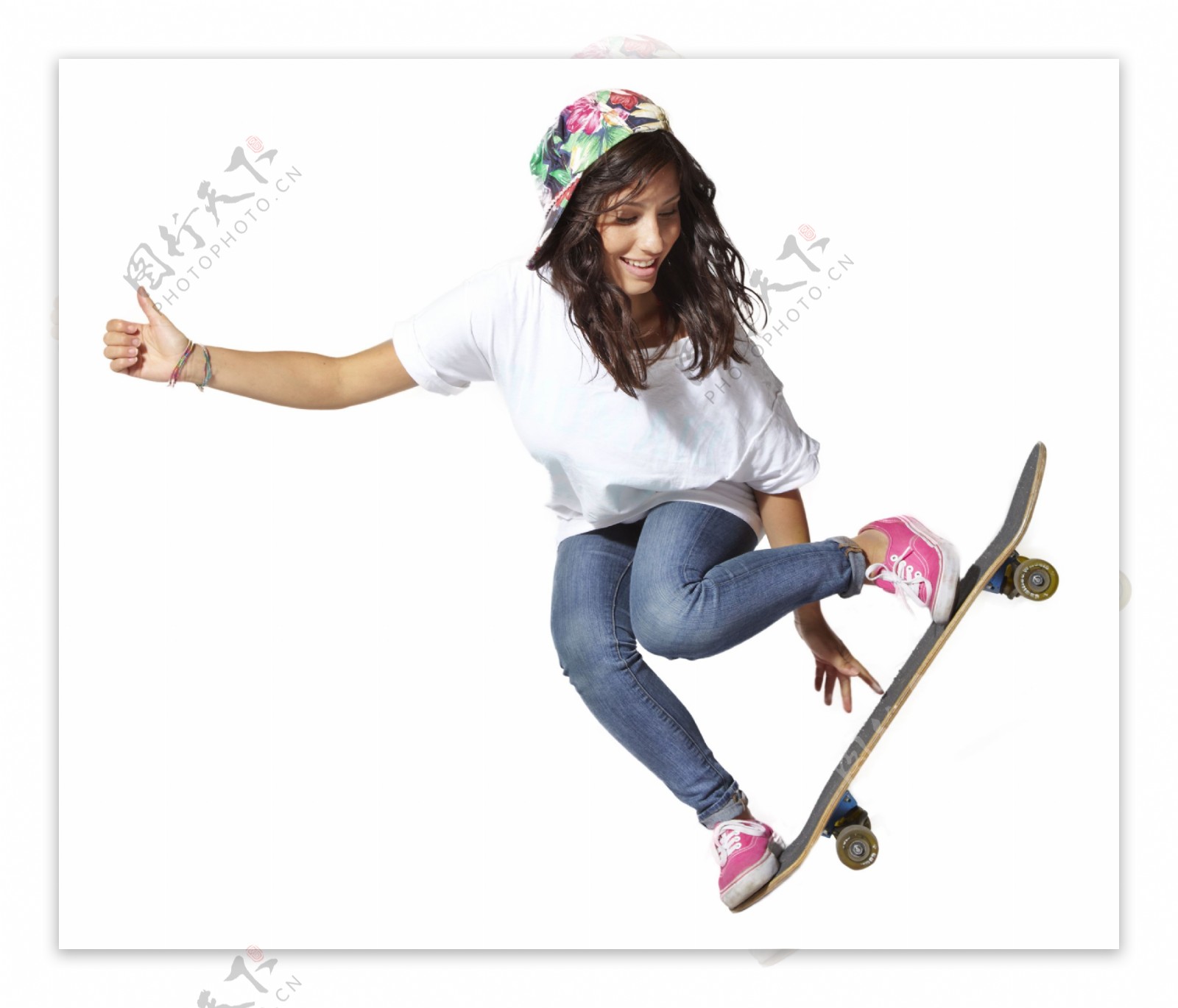 玩滑板的时尚美女图片