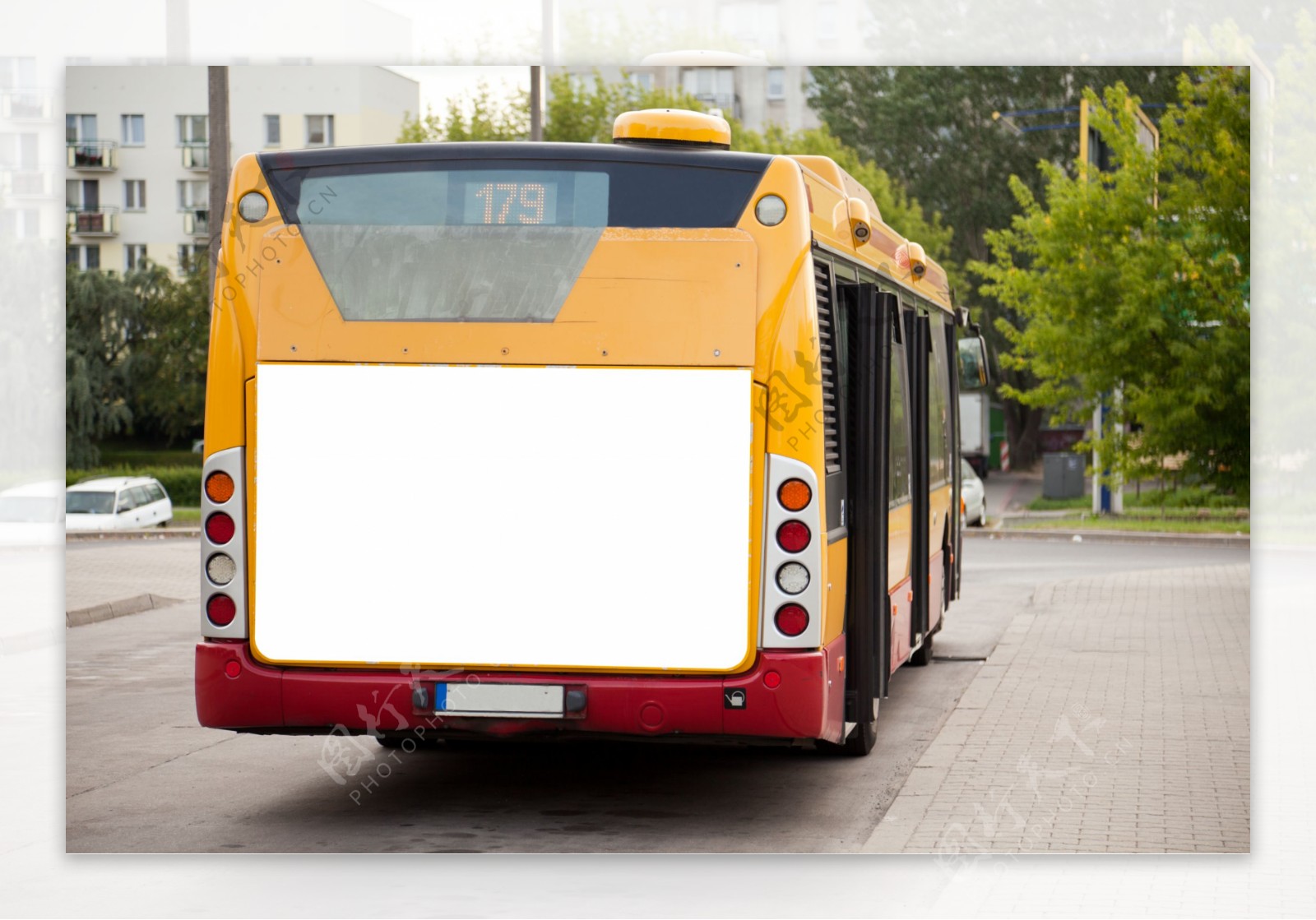 公车车尾空白的广告牌图片