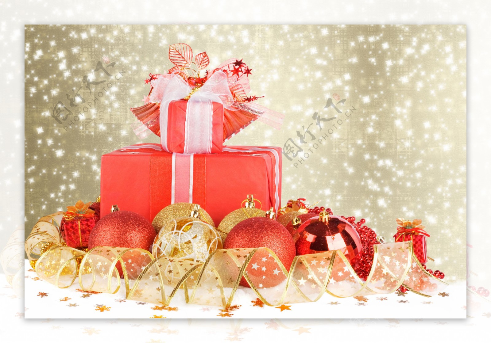 圣诞球与礼物背景图片