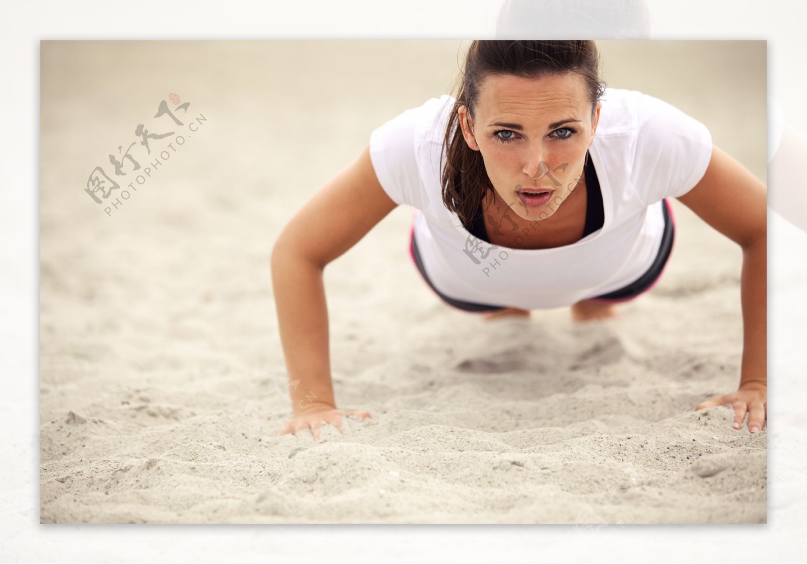 沙滩上运动的女人图片