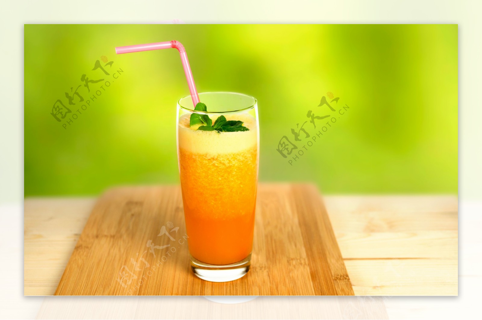 木板上的橙汁图片