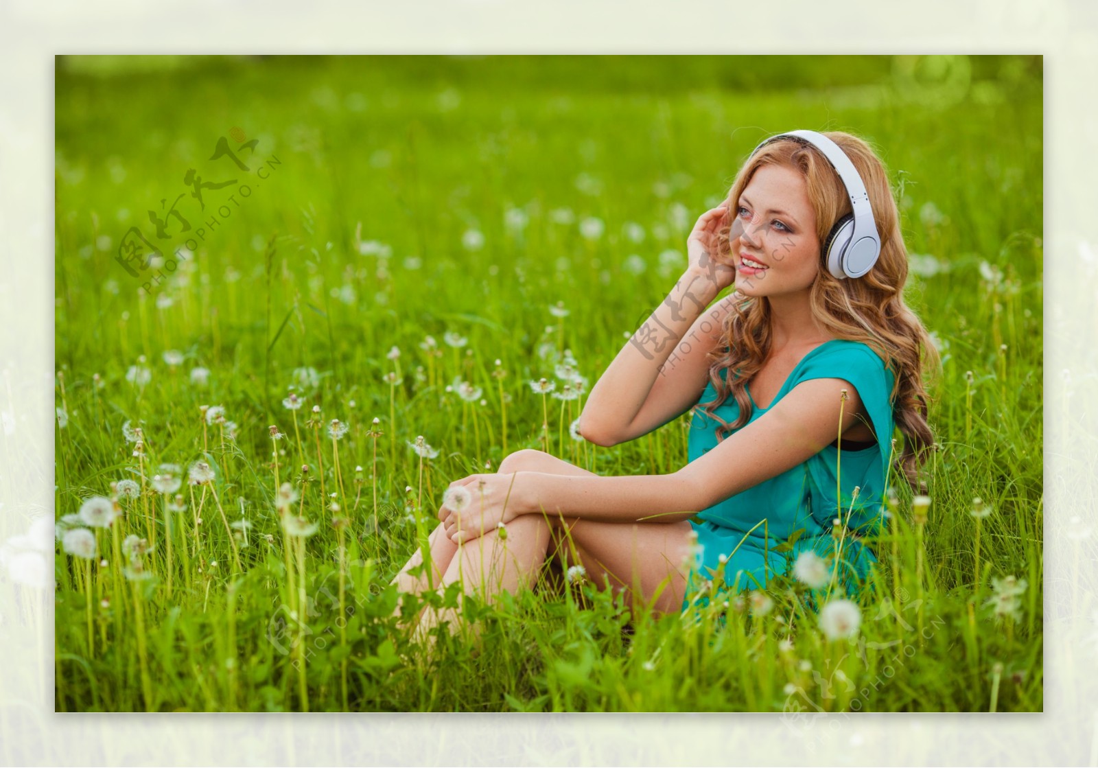 草丛带耳机的美女图片