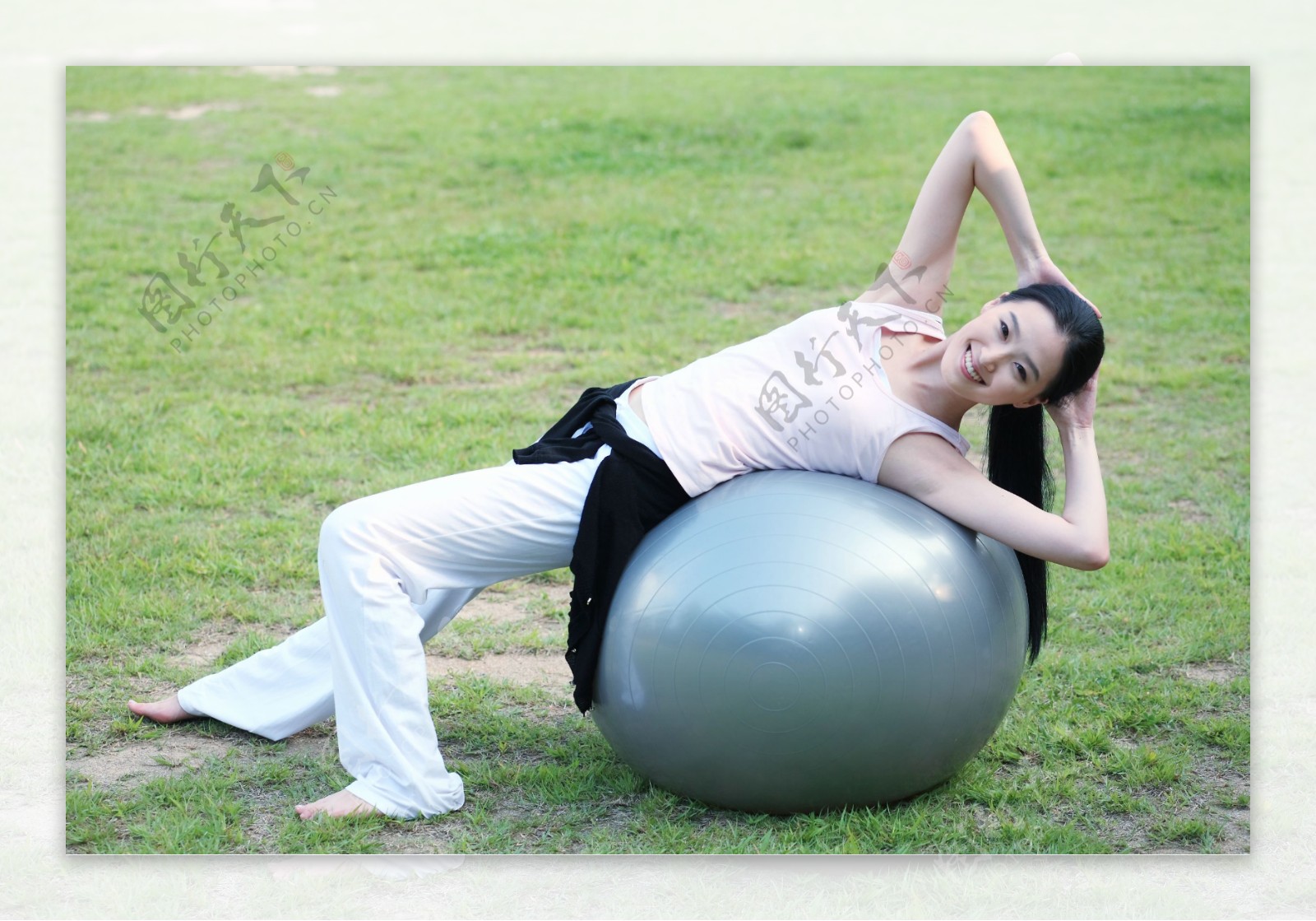 躺在健身球上的瑜伽少女图片图片
