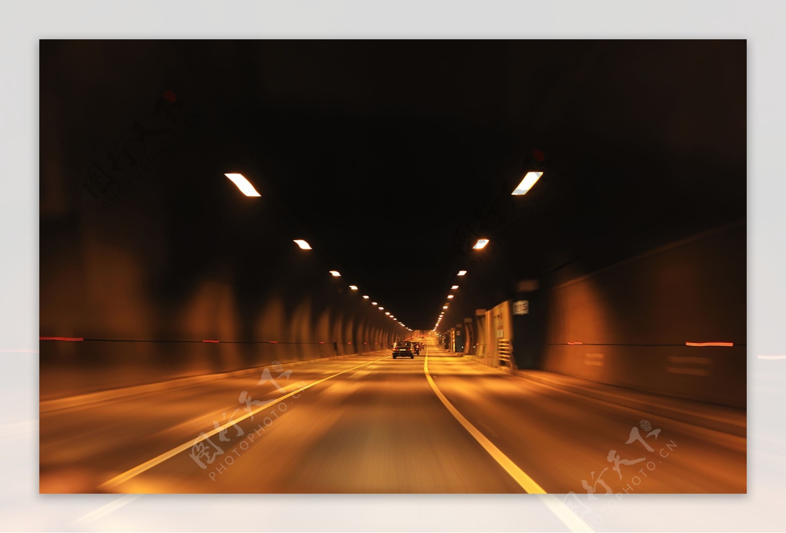 在隧道里行驶的车辆图片