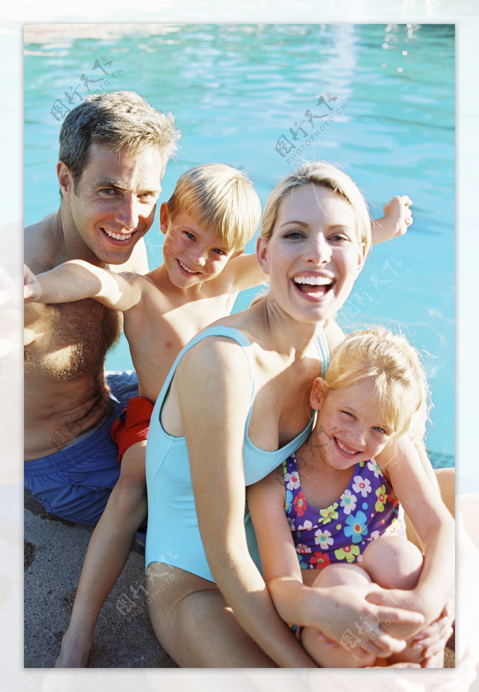 坐在泳池边的幸福家庭图片
