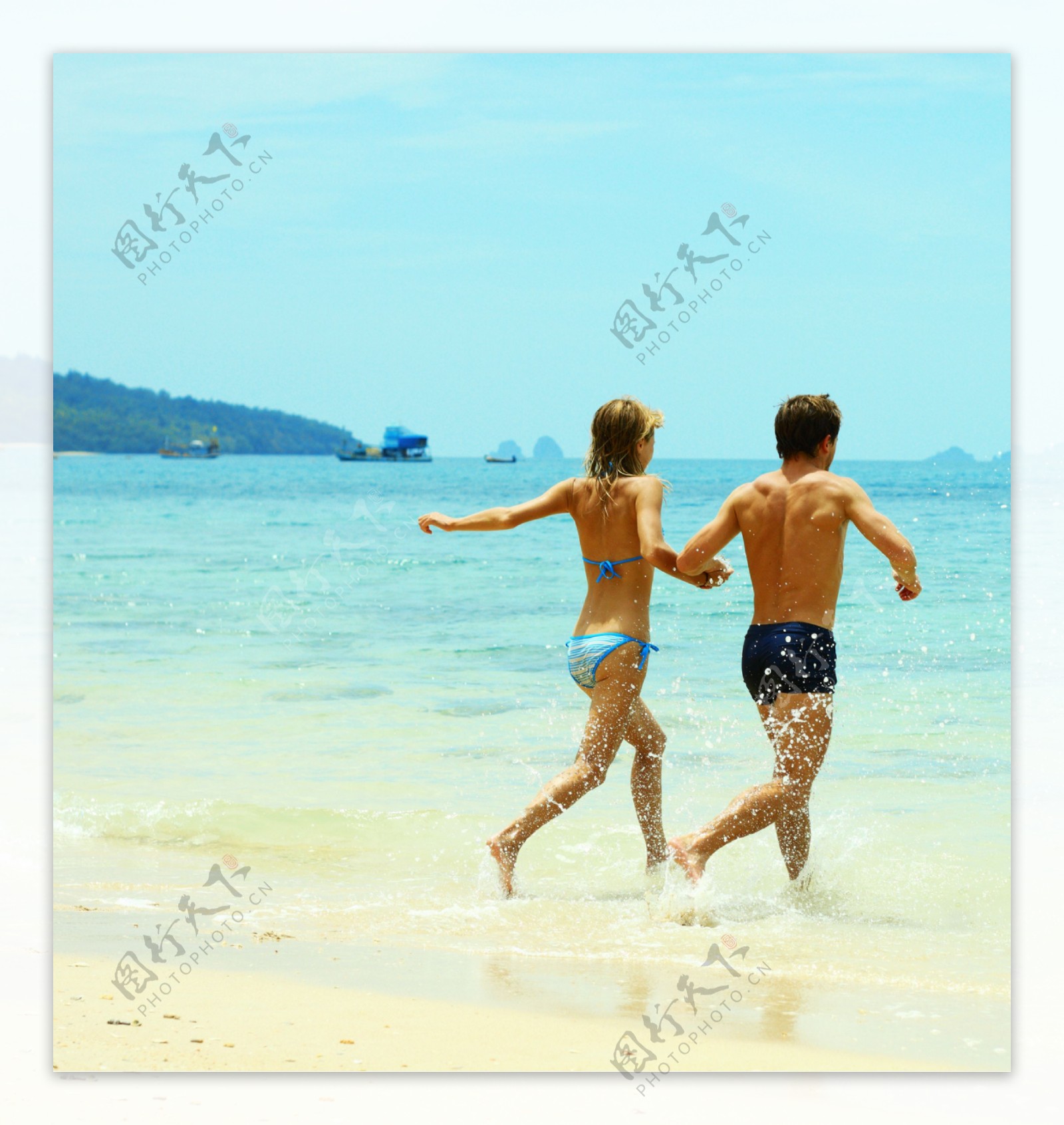 沙滩奔跑的情侣摄影图片