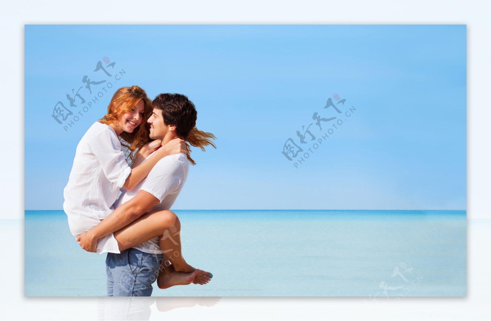 大海边抱起的情侣图片