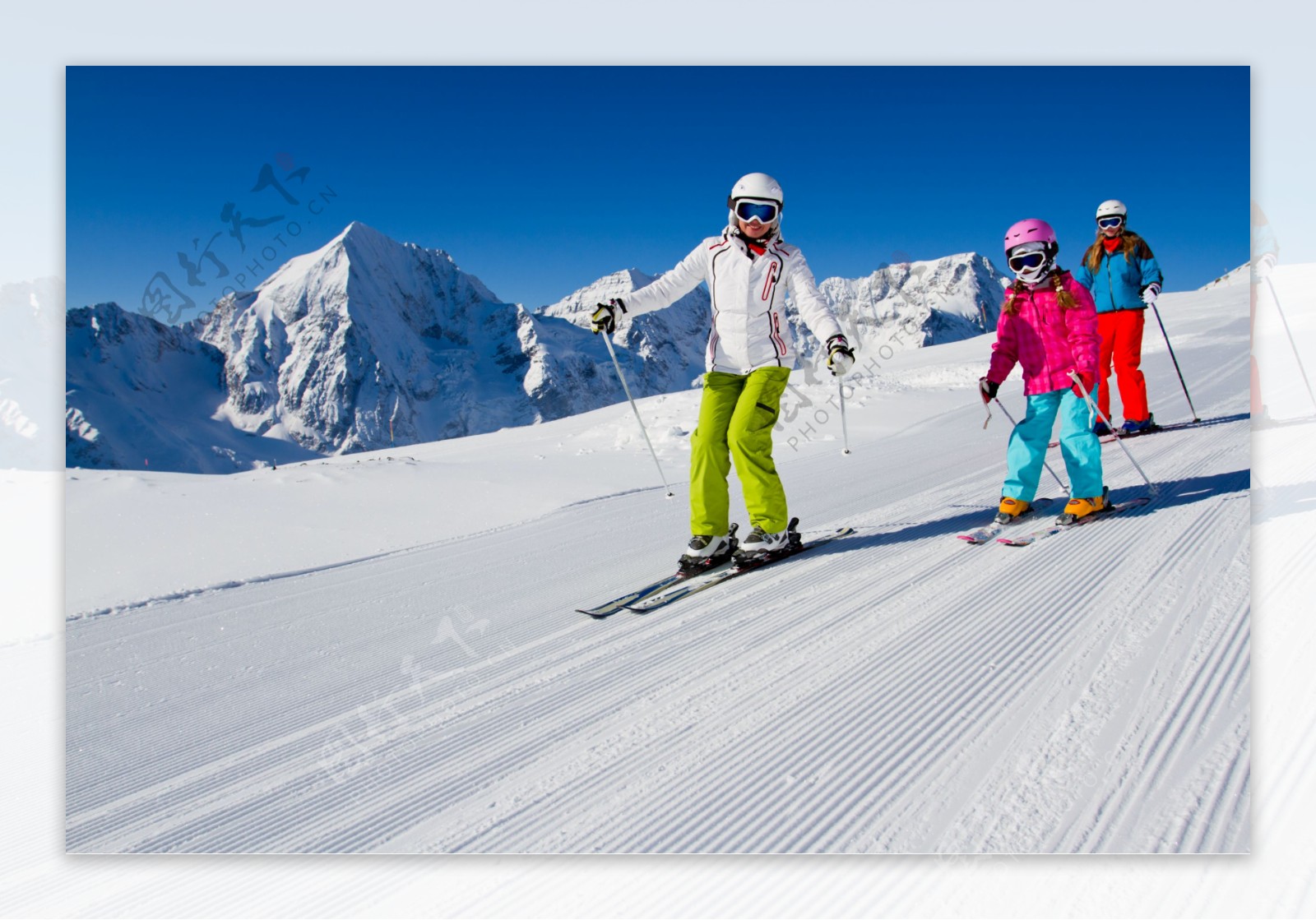 滑雪的一家人图片