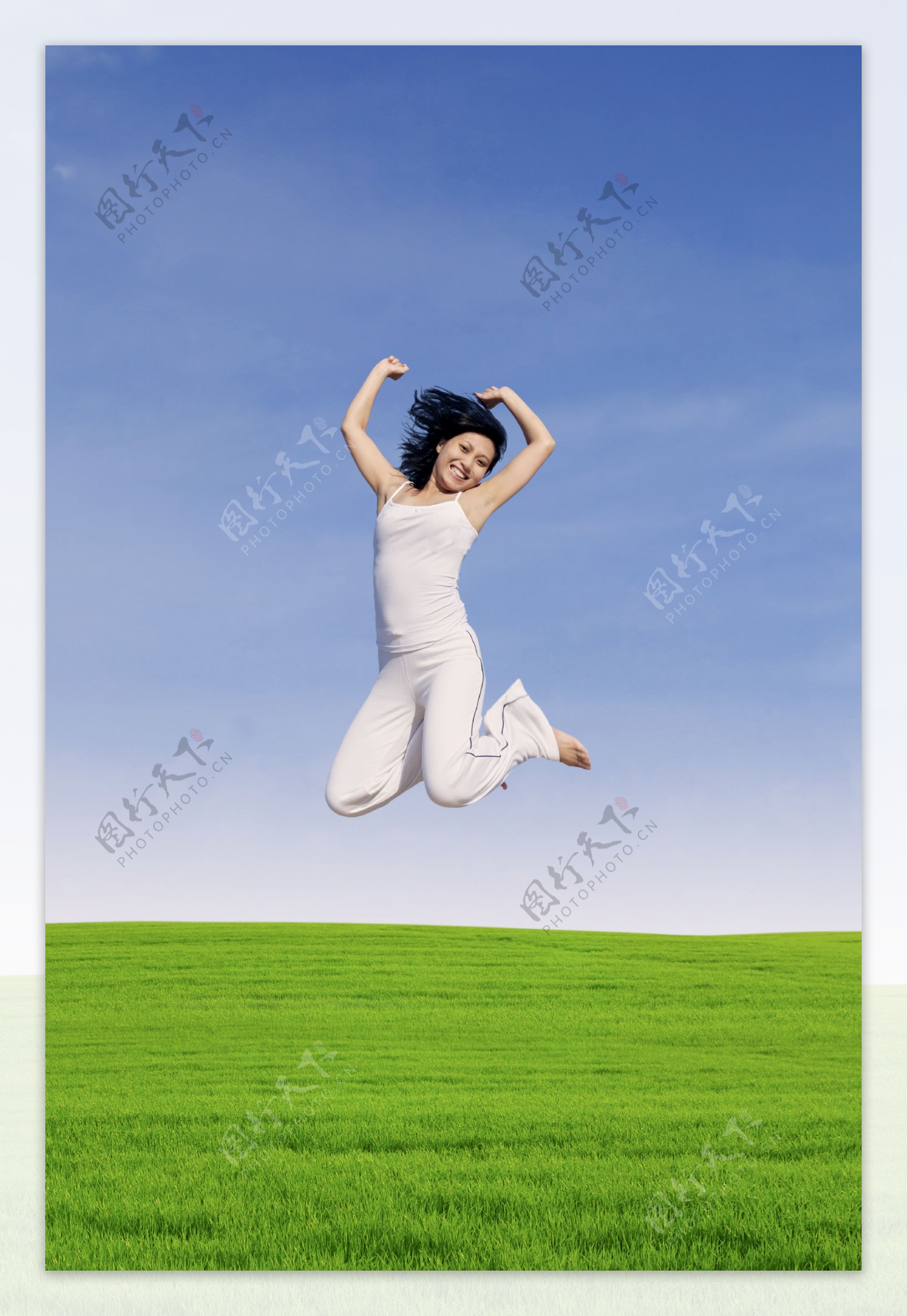 草地上跳起来的美女图片