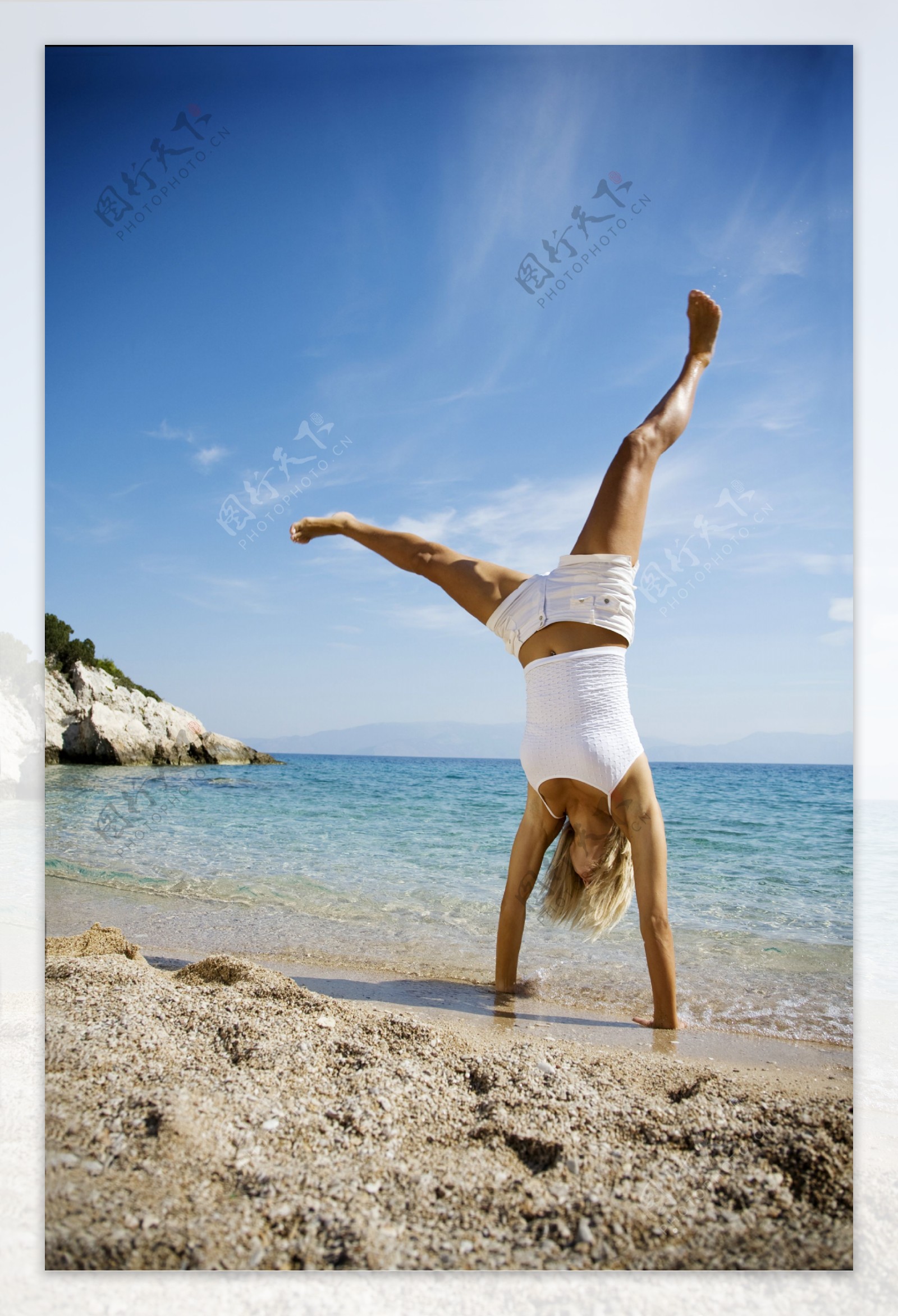 沙滩上倒立的女人图片