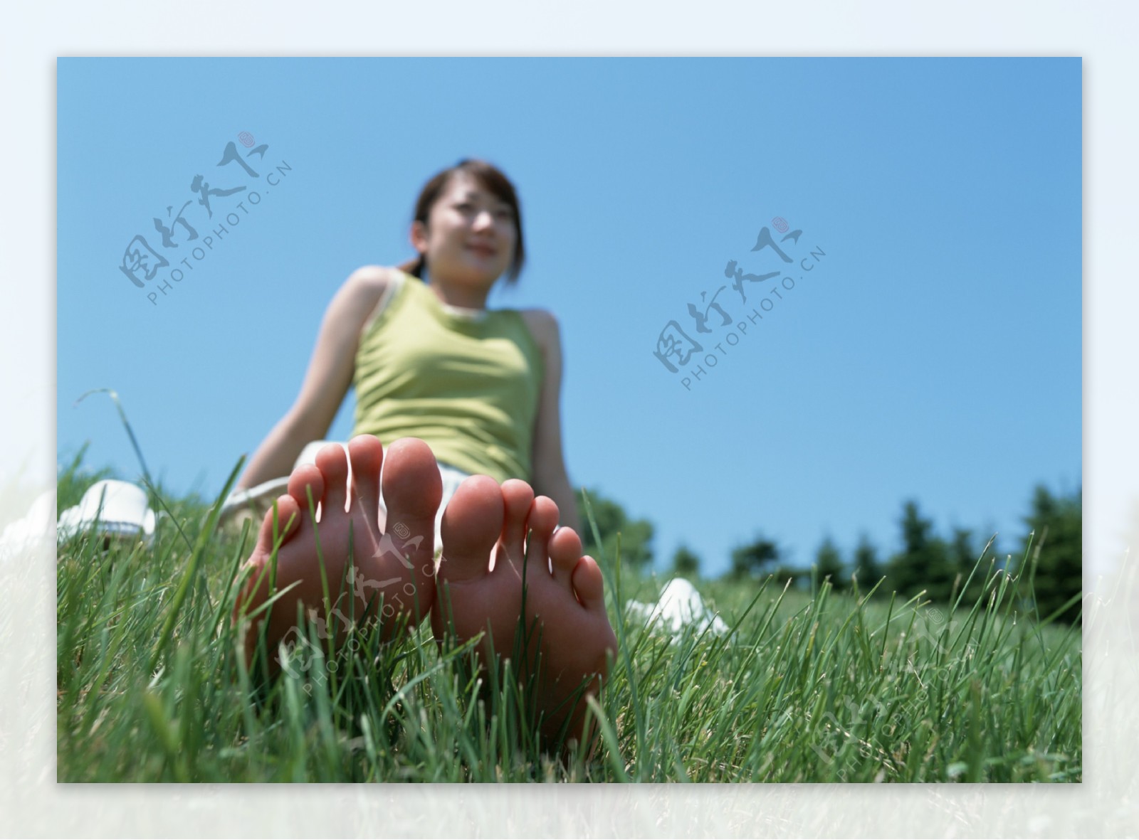 坐在草地上的赤脚美女图片