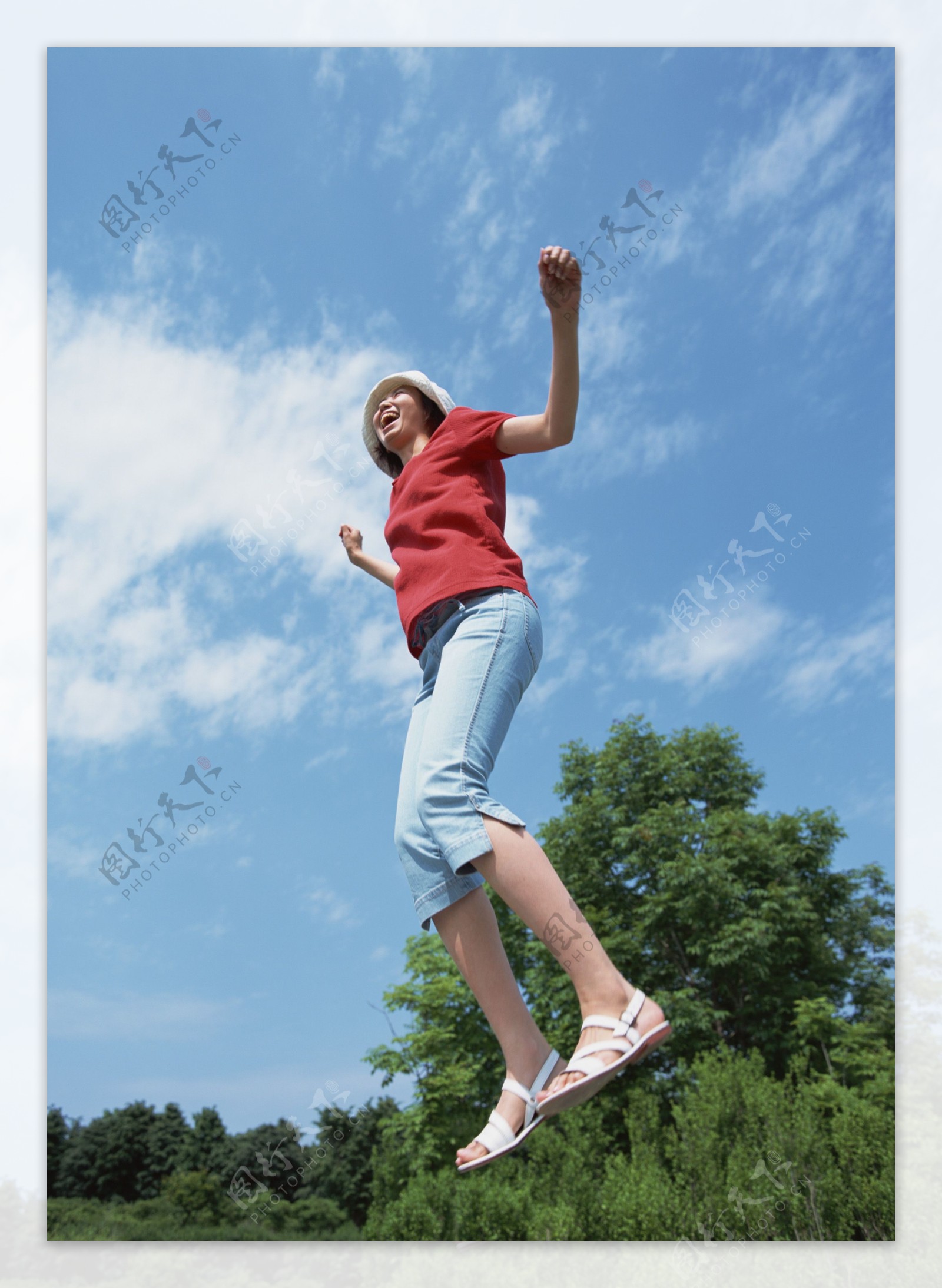 跳跃起来的女人图片