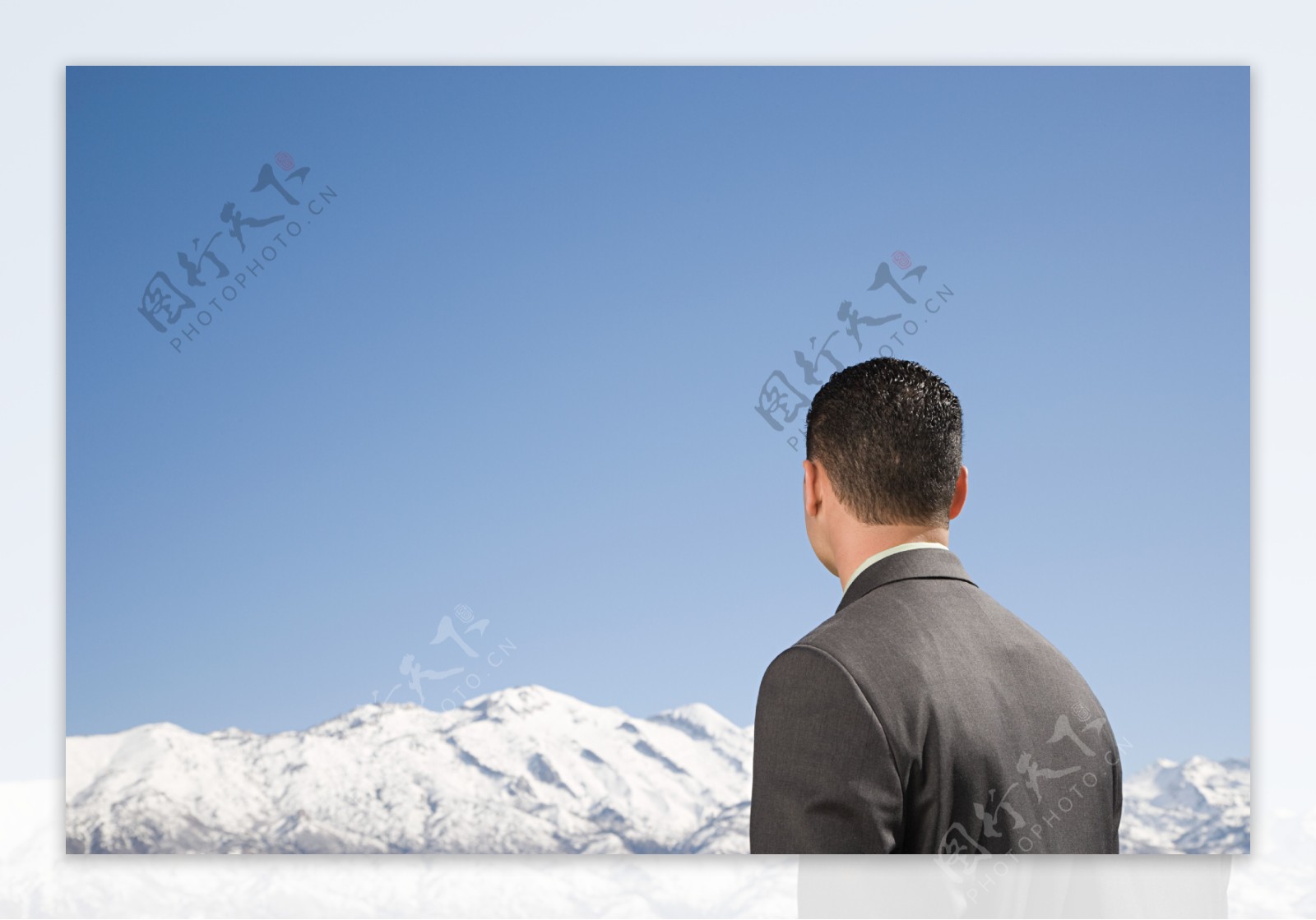 雪山旁的男人背影图片