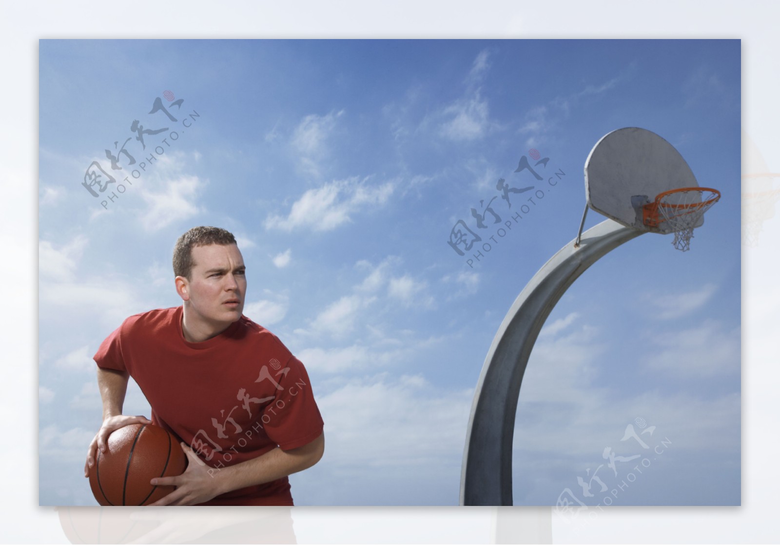 在打篮球的男人图片