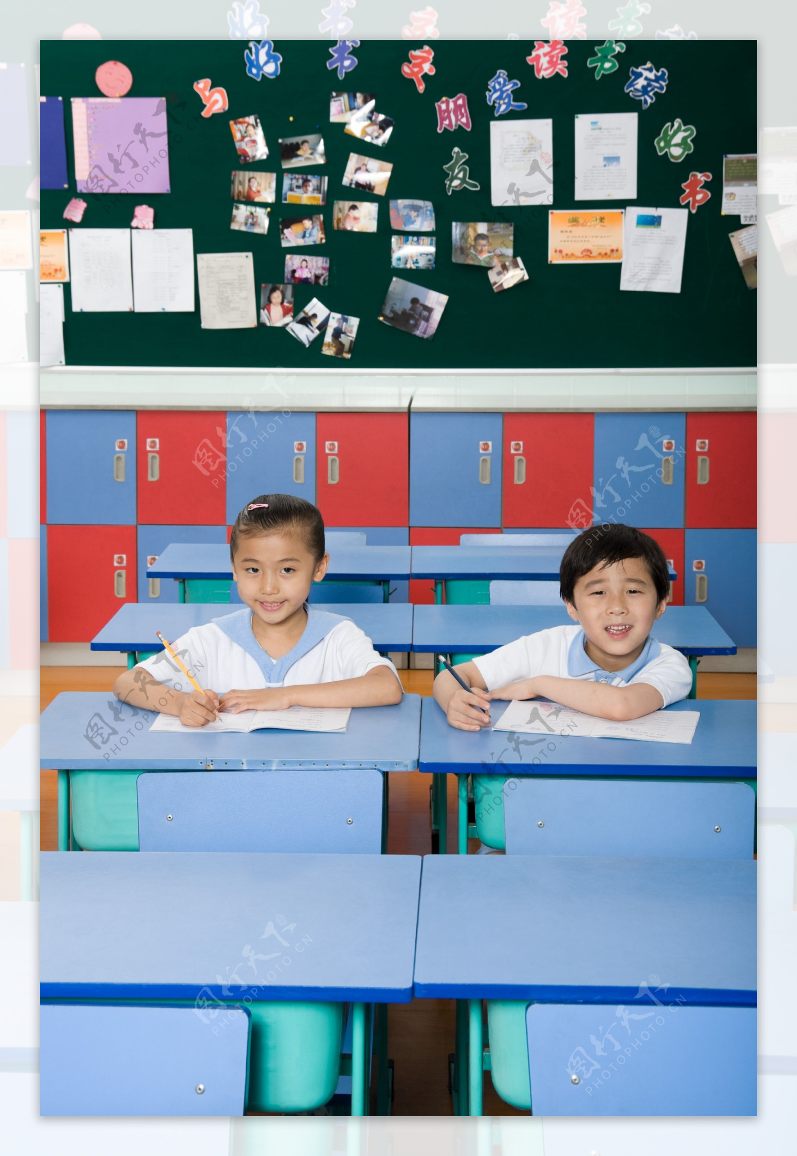 教室里两个小学生图片