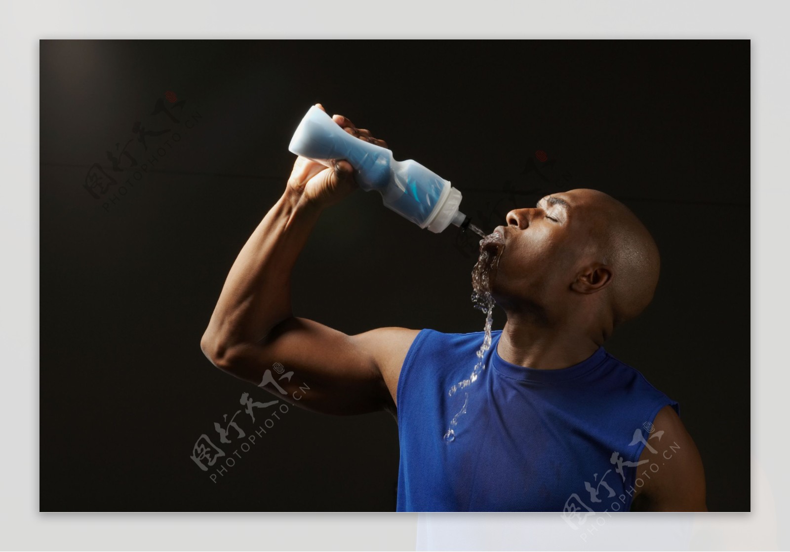 喝水的黑人男性运动员图片