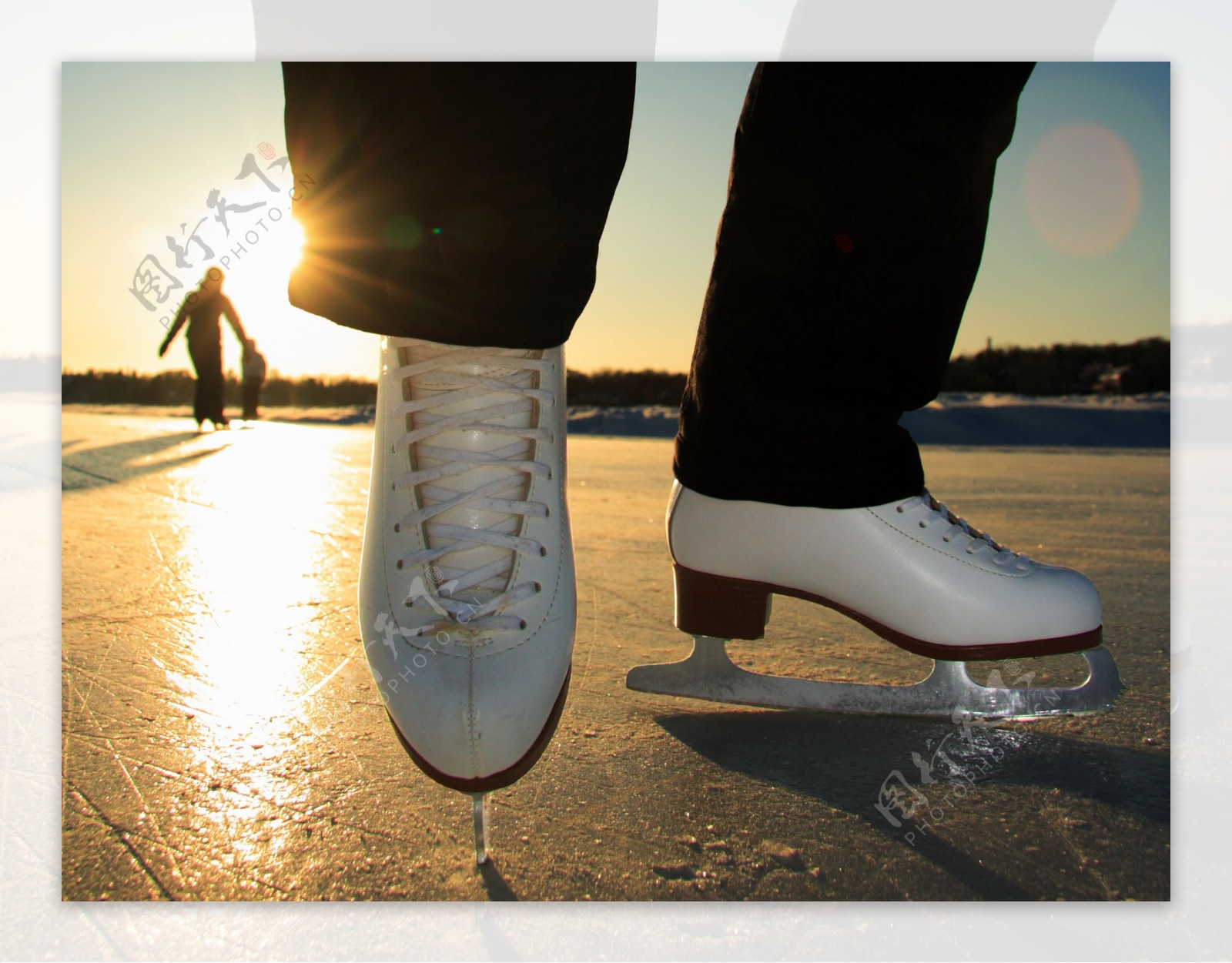 滑雪场上的溜冰鞋摄影图片