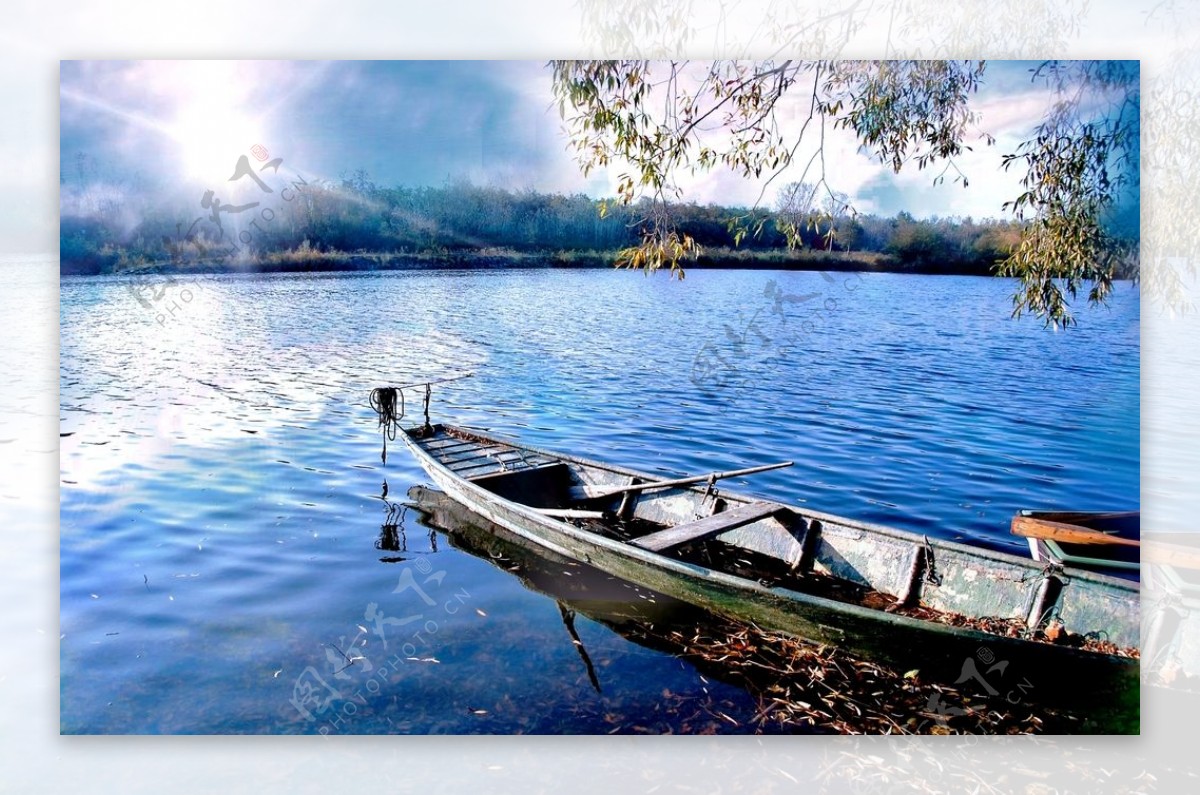 阳光下湖边小船风景图片
