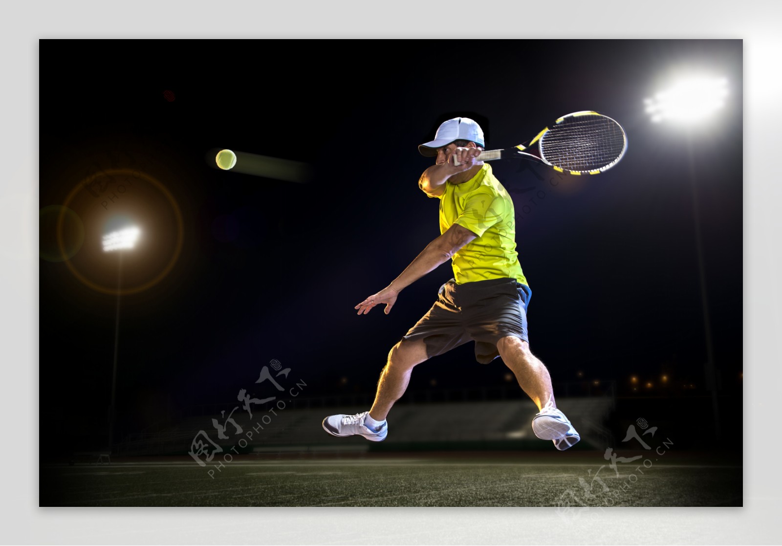 灯光球场打网球的男人图片