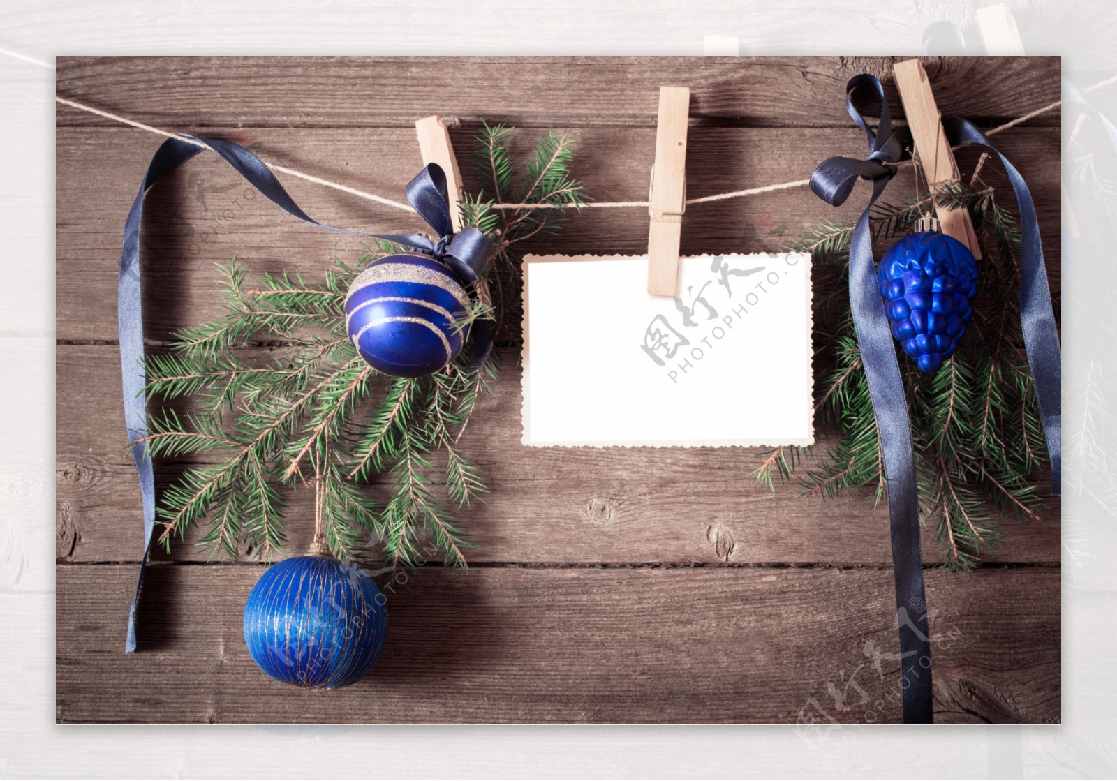 线上夹着的圣诞树装饰品图片