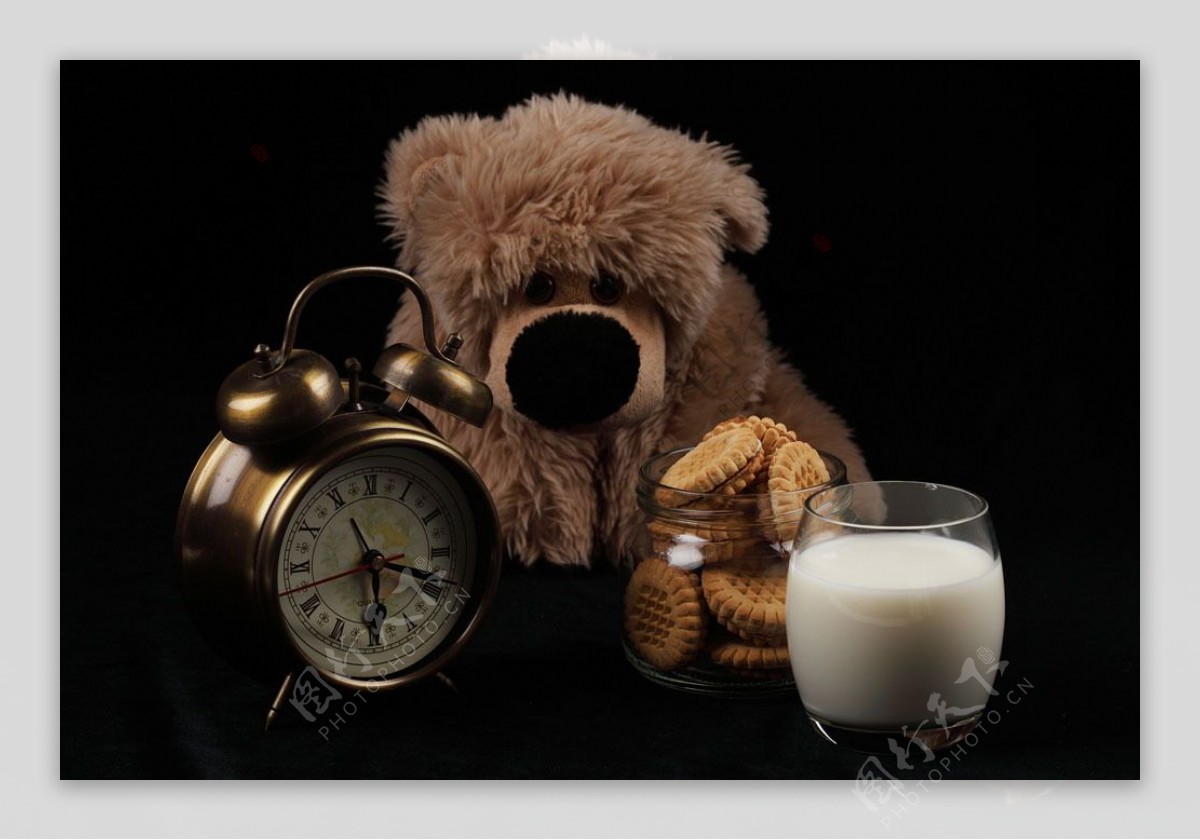 玩具熊与牛奶饼干图片