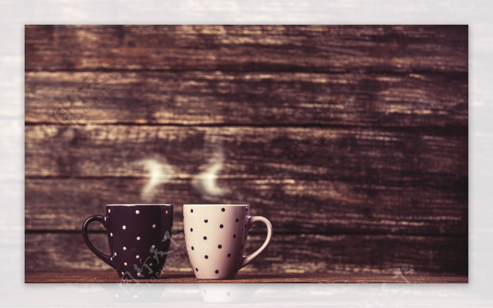 木板上的咖啡情侣杯图片