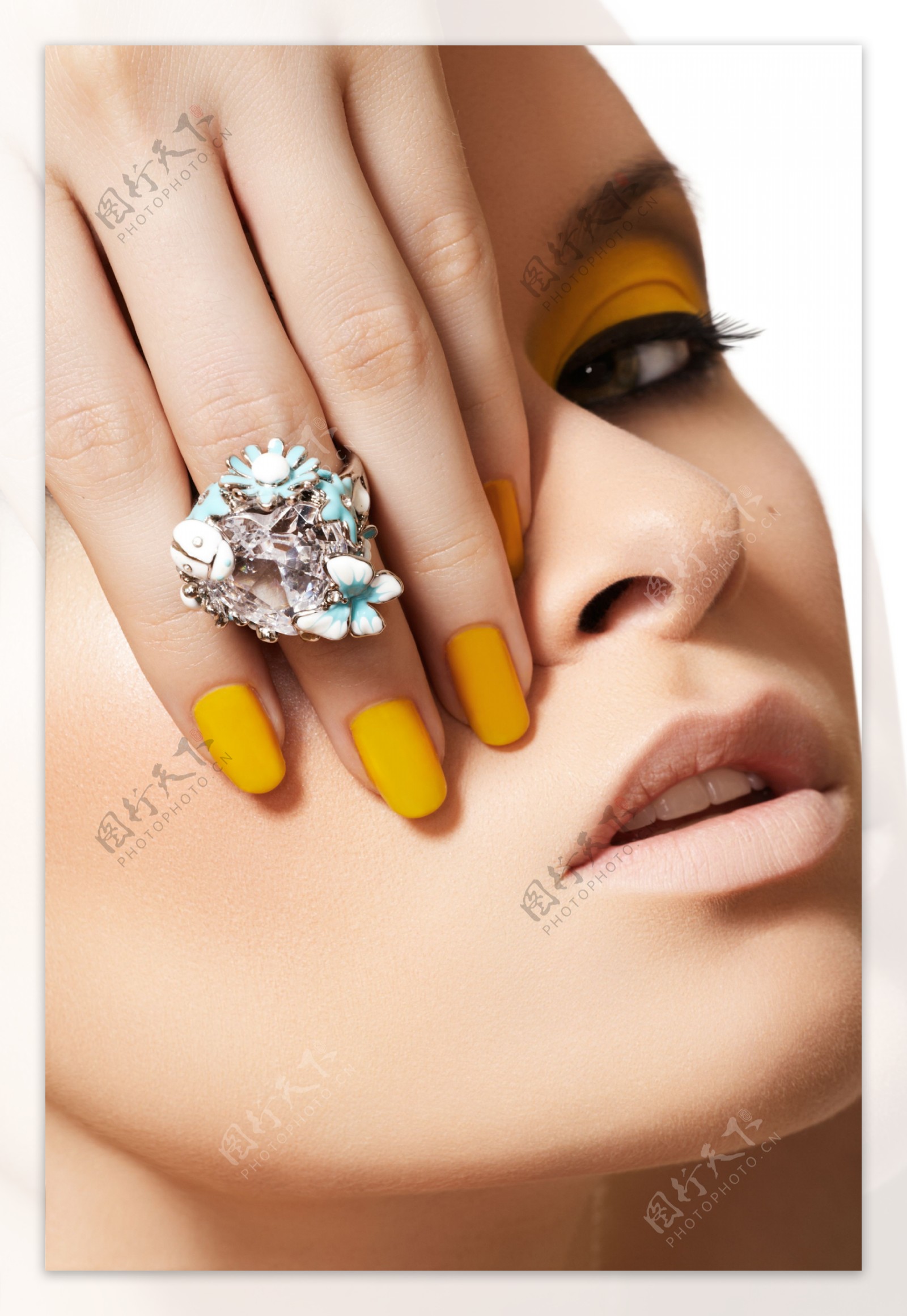 黄色指甲捂眼美女图片