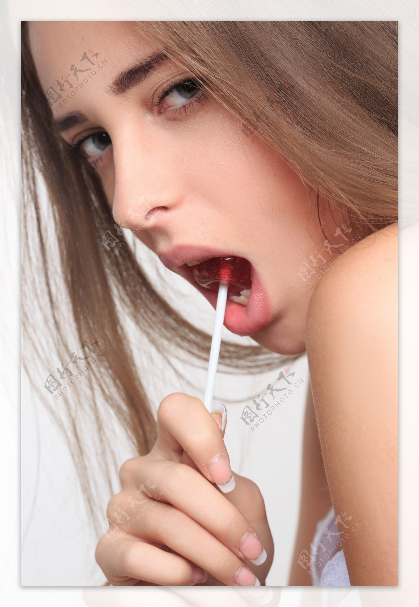 嘴里含棒棒糖的性感美女图片