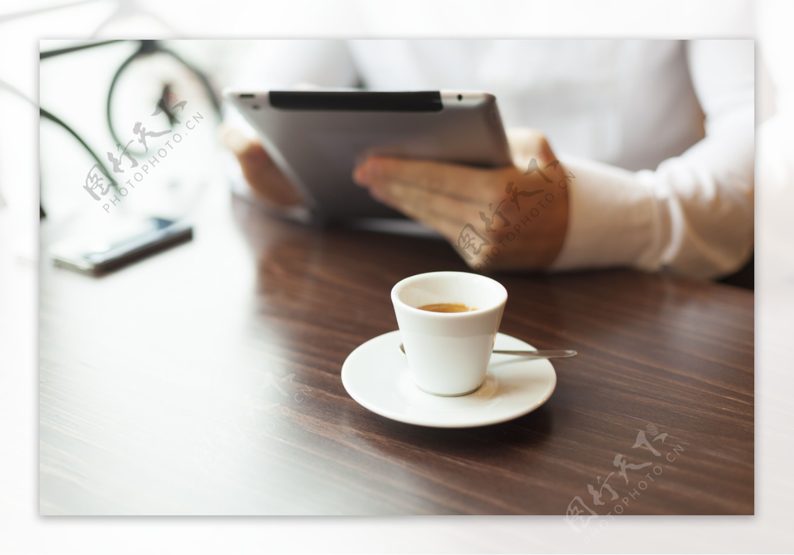 看平板享受咖啡时光的人图片