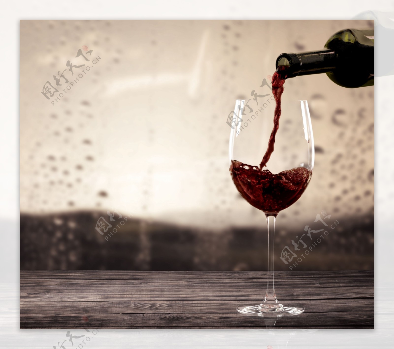倒出来的红色葡萄酒图片