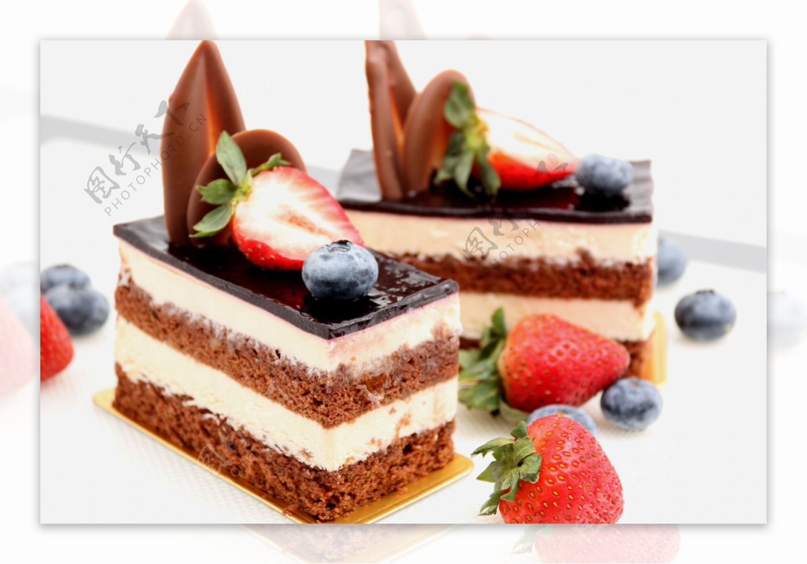 草莓树莓蛋糕图片