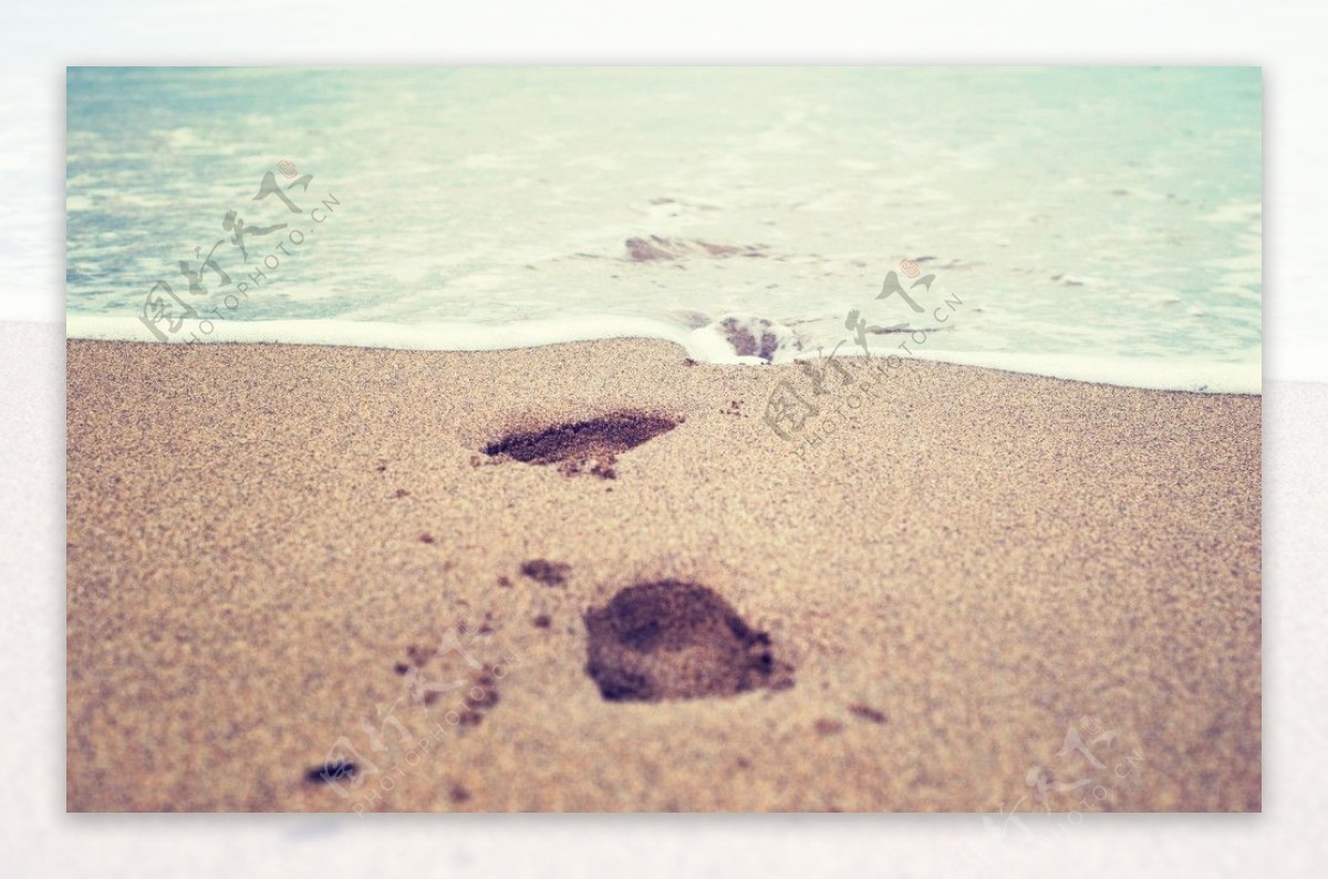 高清沙滩脚印图片
