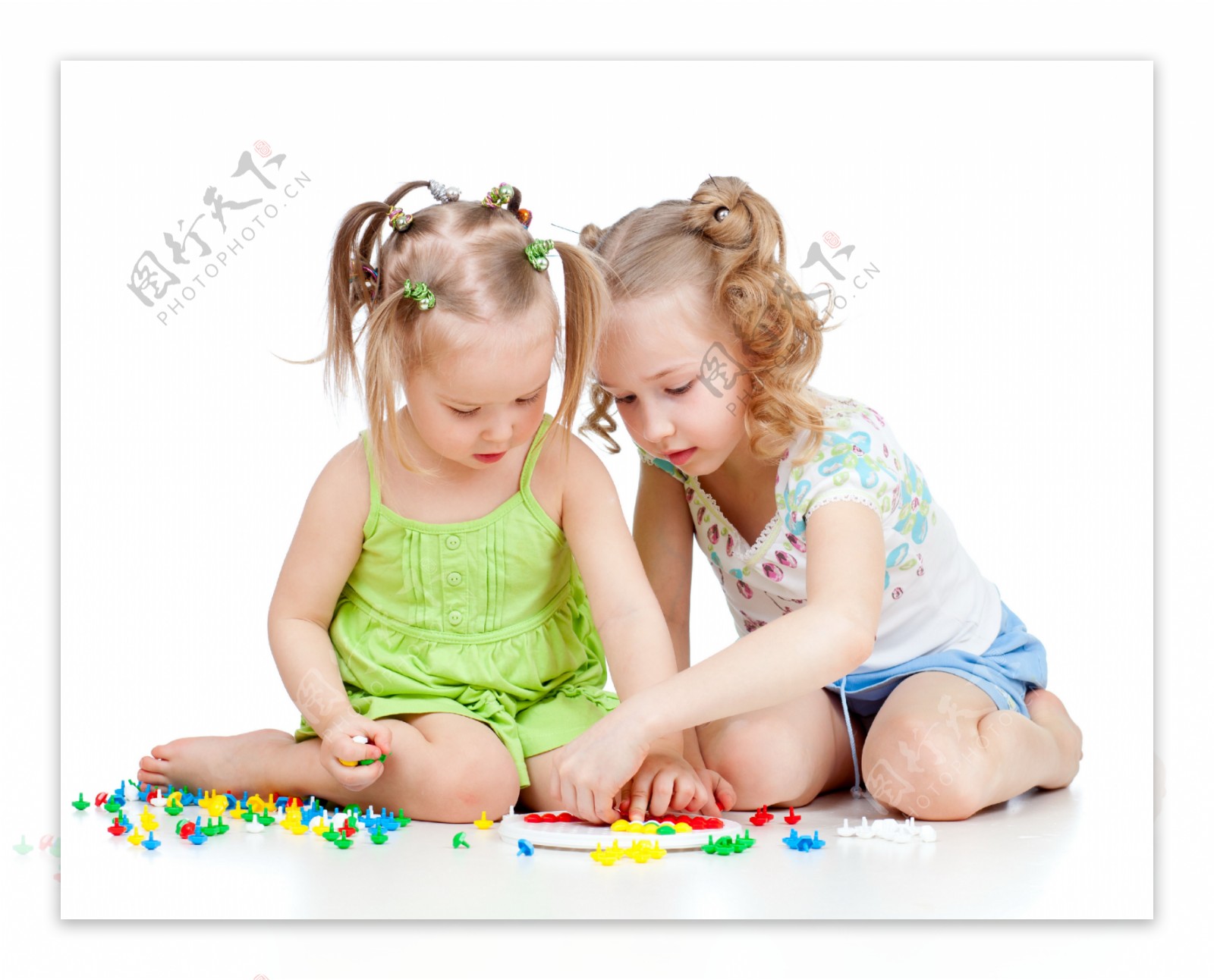 两个玩积木的女孩图片