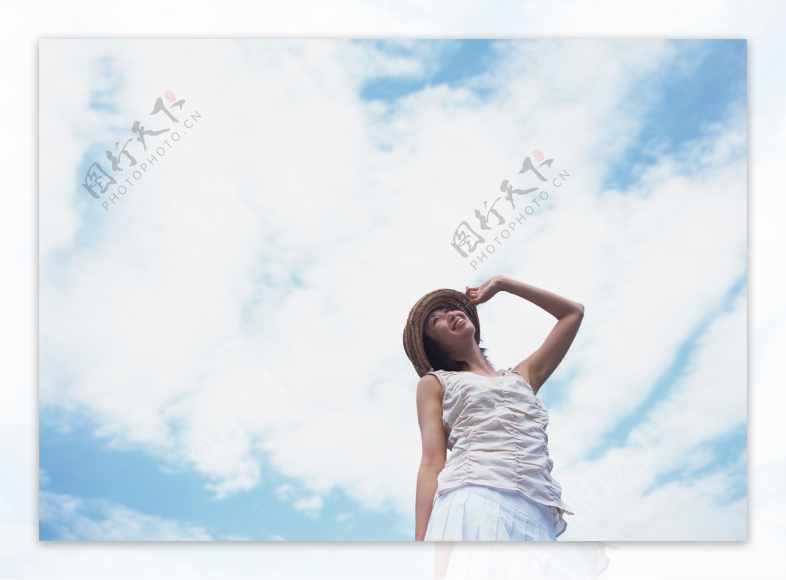 站在天空下的女人图片