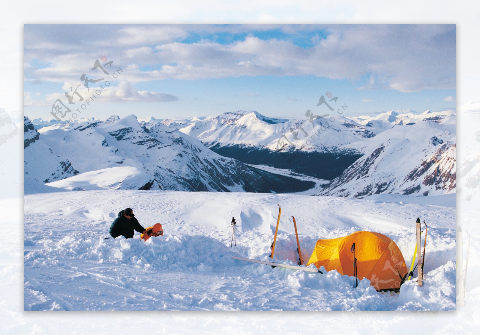 雪地里的滑雪运动员高清图片