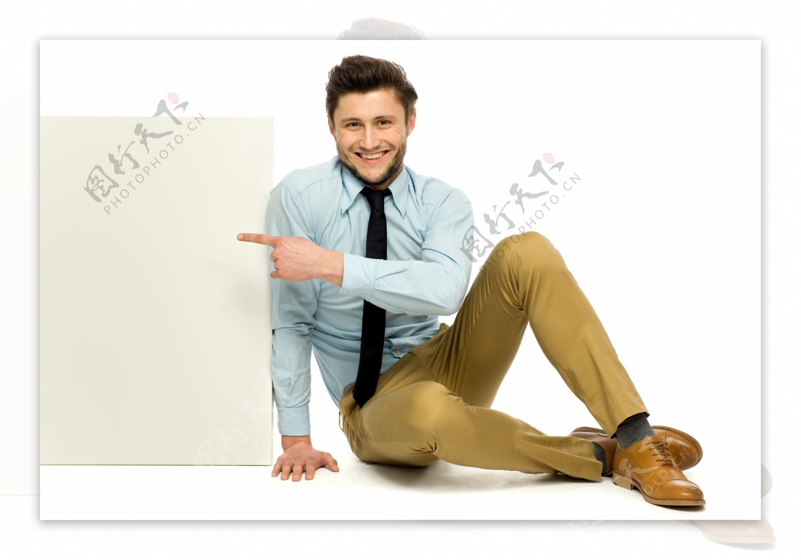 手指白板坐着的男人图片