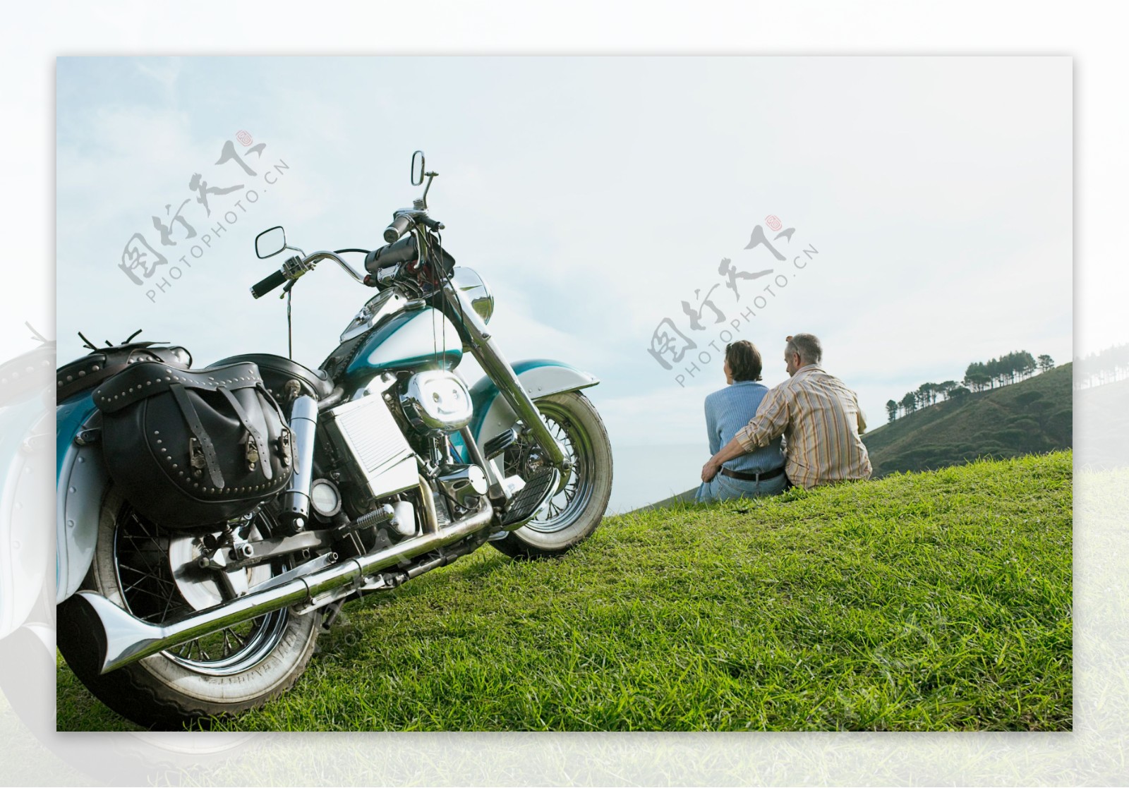 摩托车与夫妻背影图片