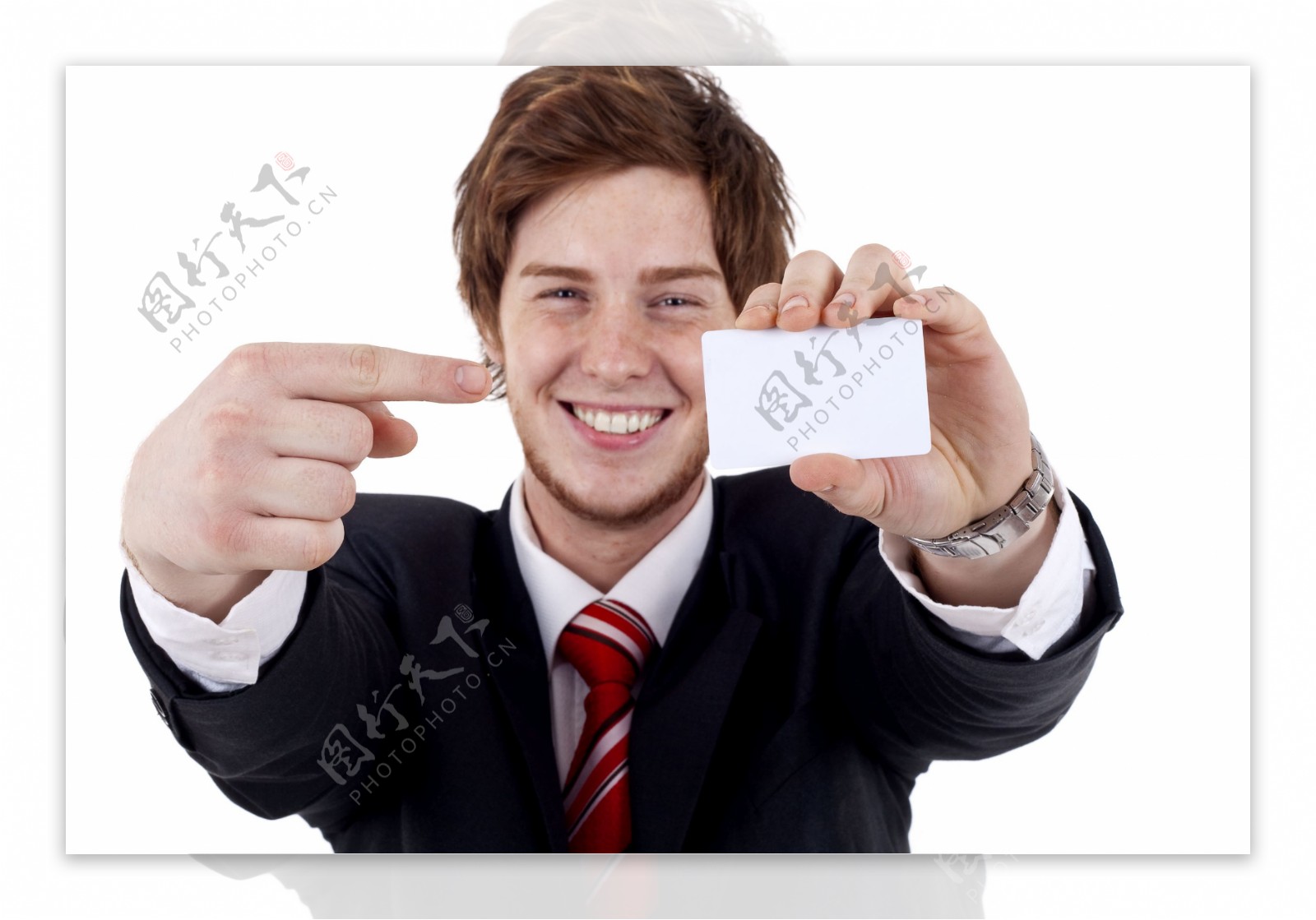 手拿空白卡片的外国商务男性图片