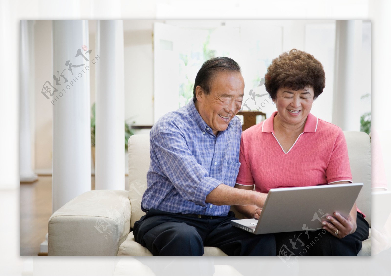 玩电脑的老年夫妇图片