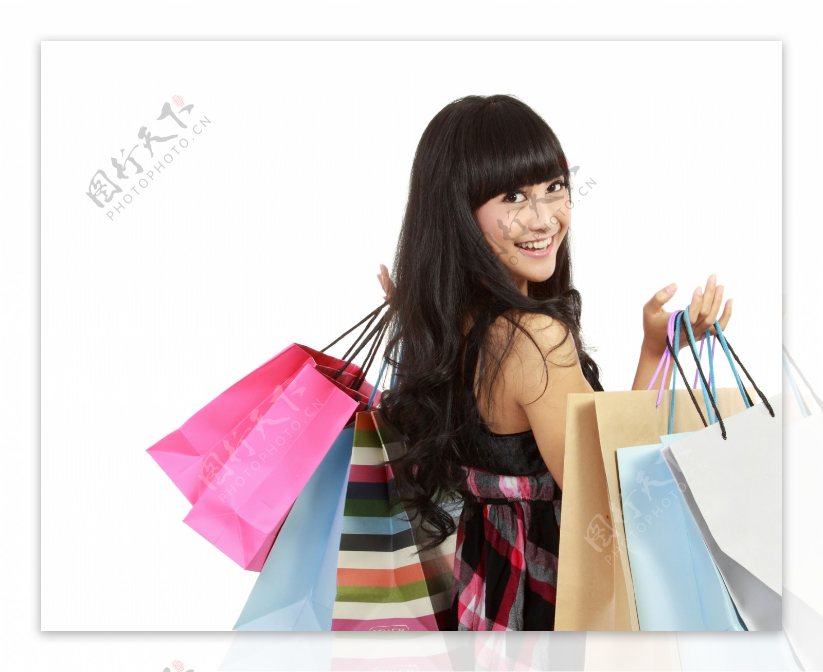 商场里拿着购物袋的微笑时尚女孩图片下载 - 觅知网