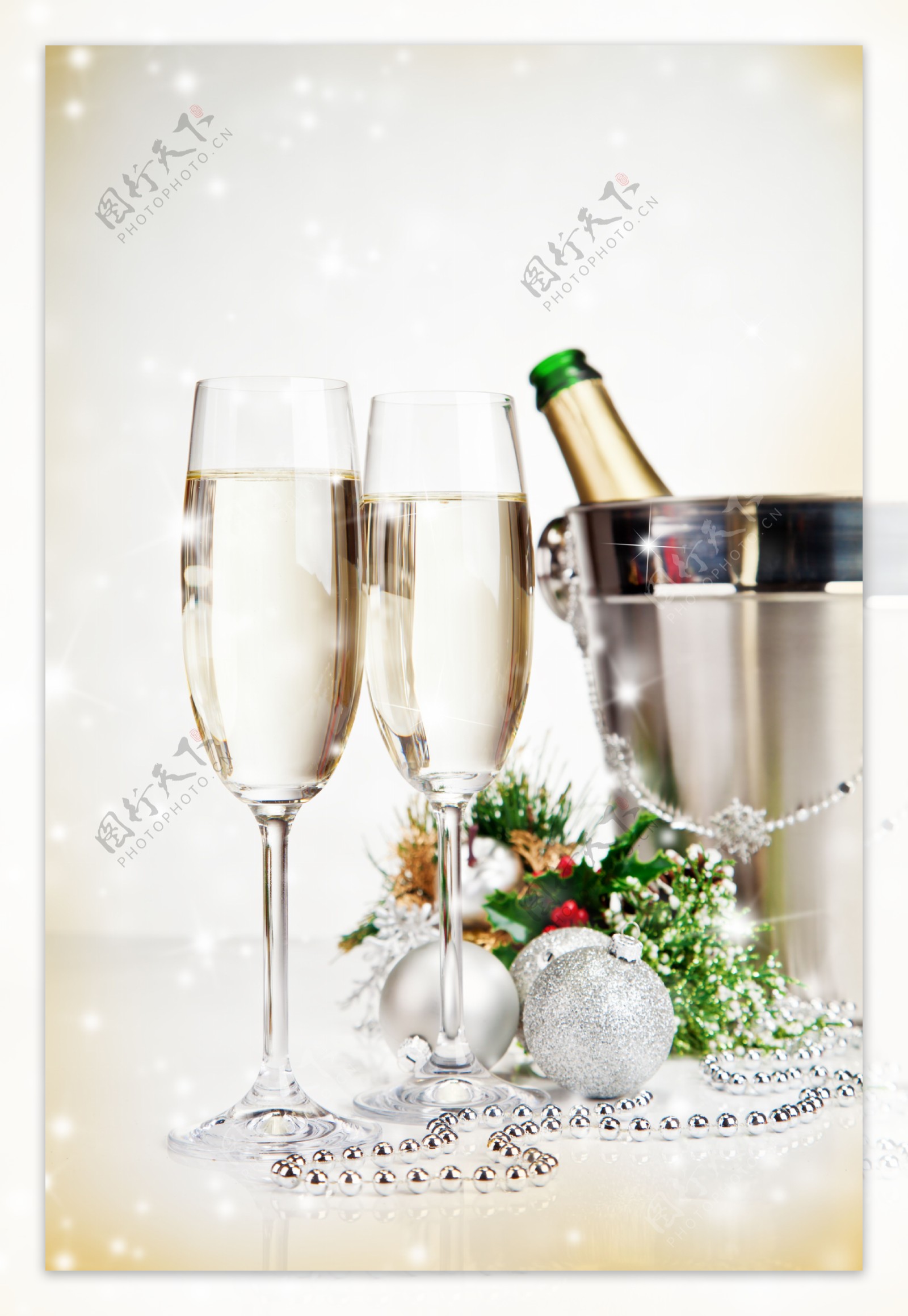 圣诞球与香槟美酒