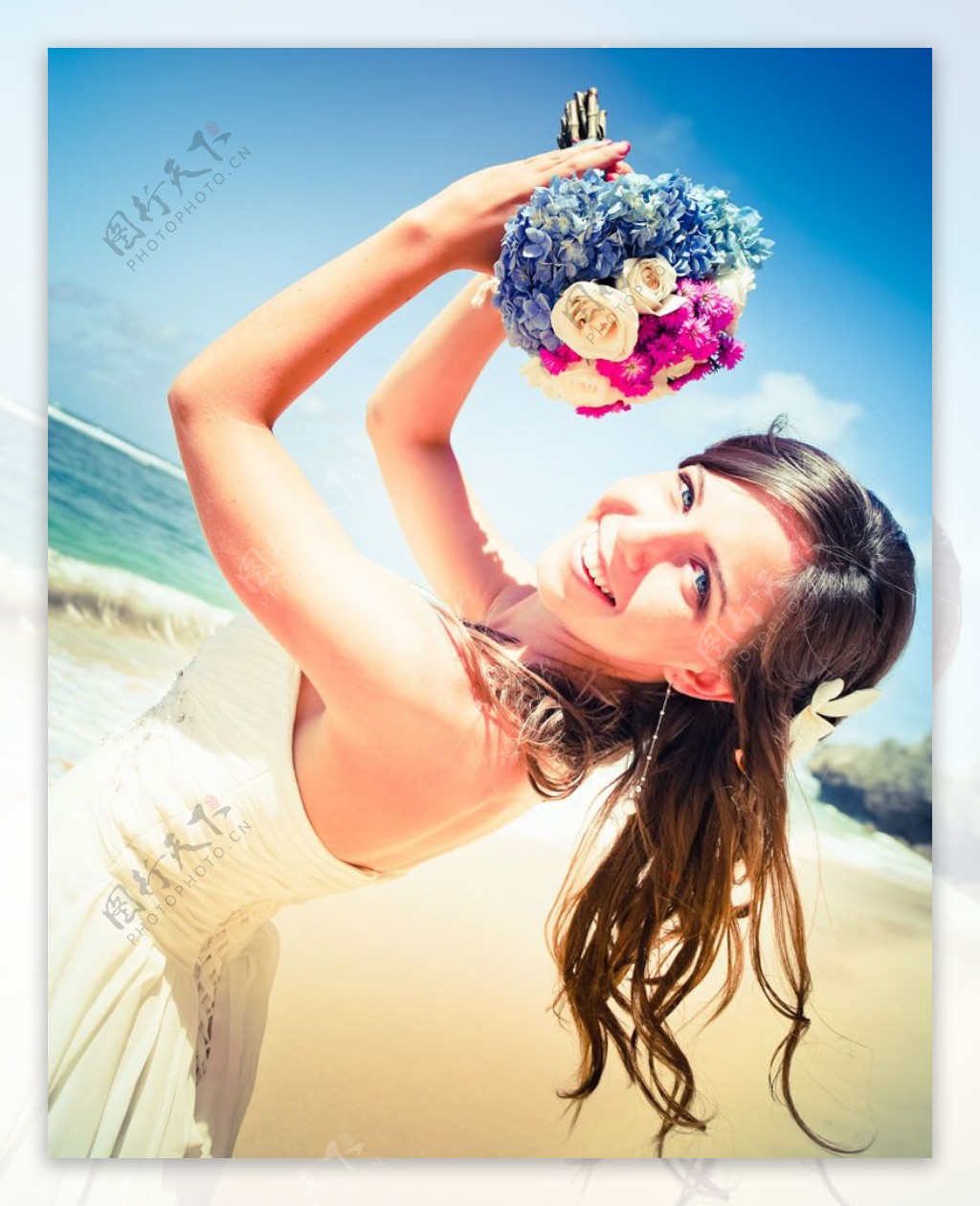 海边抱着花球的新娘图片