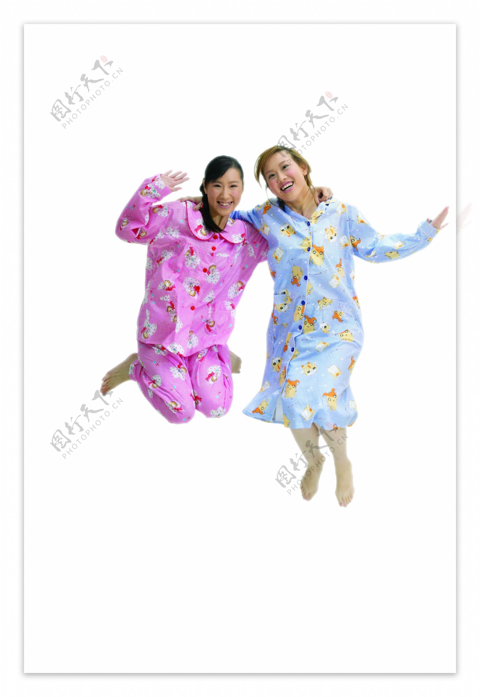 穿着睡衣跳起的两少女图片