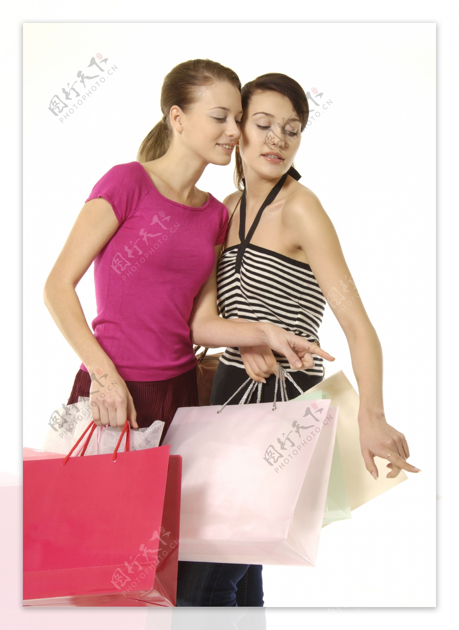 提着购物袋的两个女孩子图片