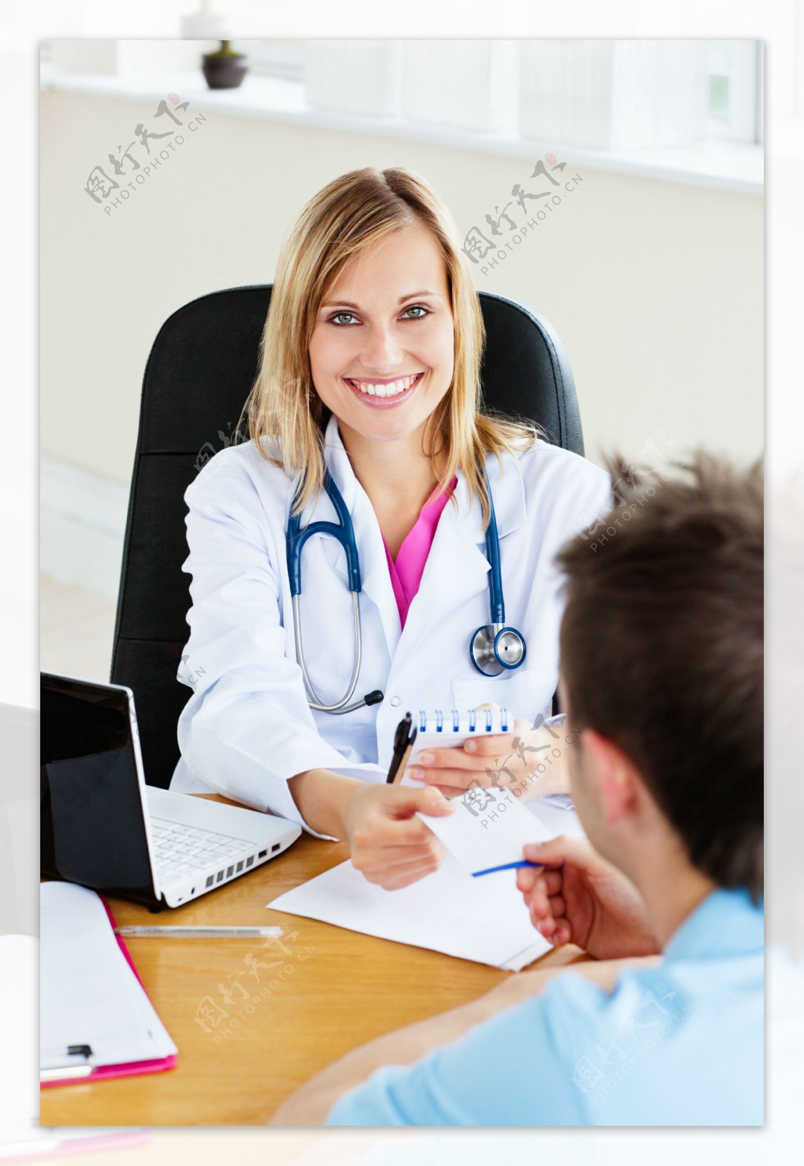 微笑的外国女性医生图片